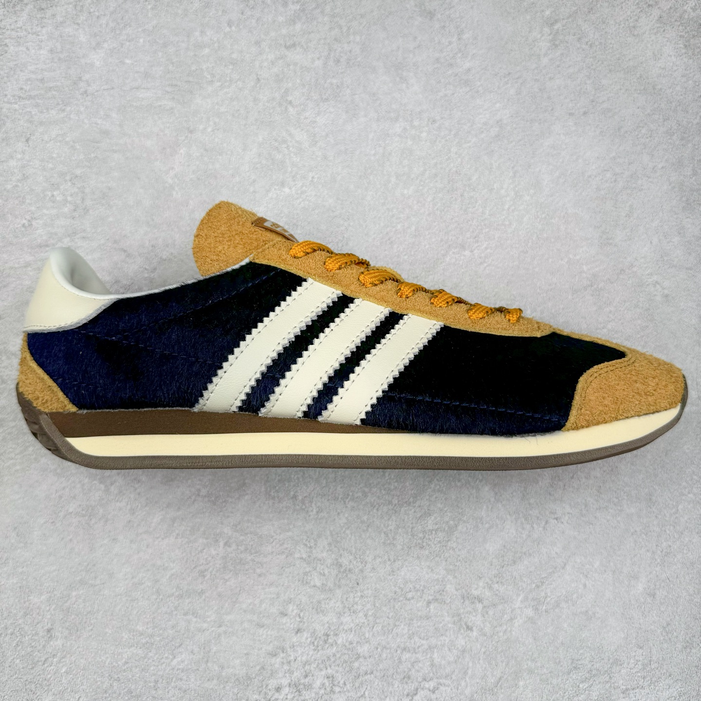 Song for the Mute x AD Originals SFTM-003 联名款复古慢跑鞋 Originals与时装品牌Song for the Mute即将迎来第三个合作系列 这个系列主打的也是怀旧的氛围 采用了Country OG这个诞生于上世纪70年代的鞋款 尼龙和绒面革的梦幻拼接 低调而富有质感 呈现SFTM一贯的面料美学 三款不同风格的配色 亮点十足的斑点鞋带 体现怀旧主义和前卫设计无缝交织 鞋款采用了低帮的造型 方便日常穿着 同时对于外底做了处理 皮革材质和尼龙布材质的组合也更具是时代感 尺码：36 36.5 37 38 38.5 39 40 40.5 41 42 42.5 43 44 44.5 45-选品中心