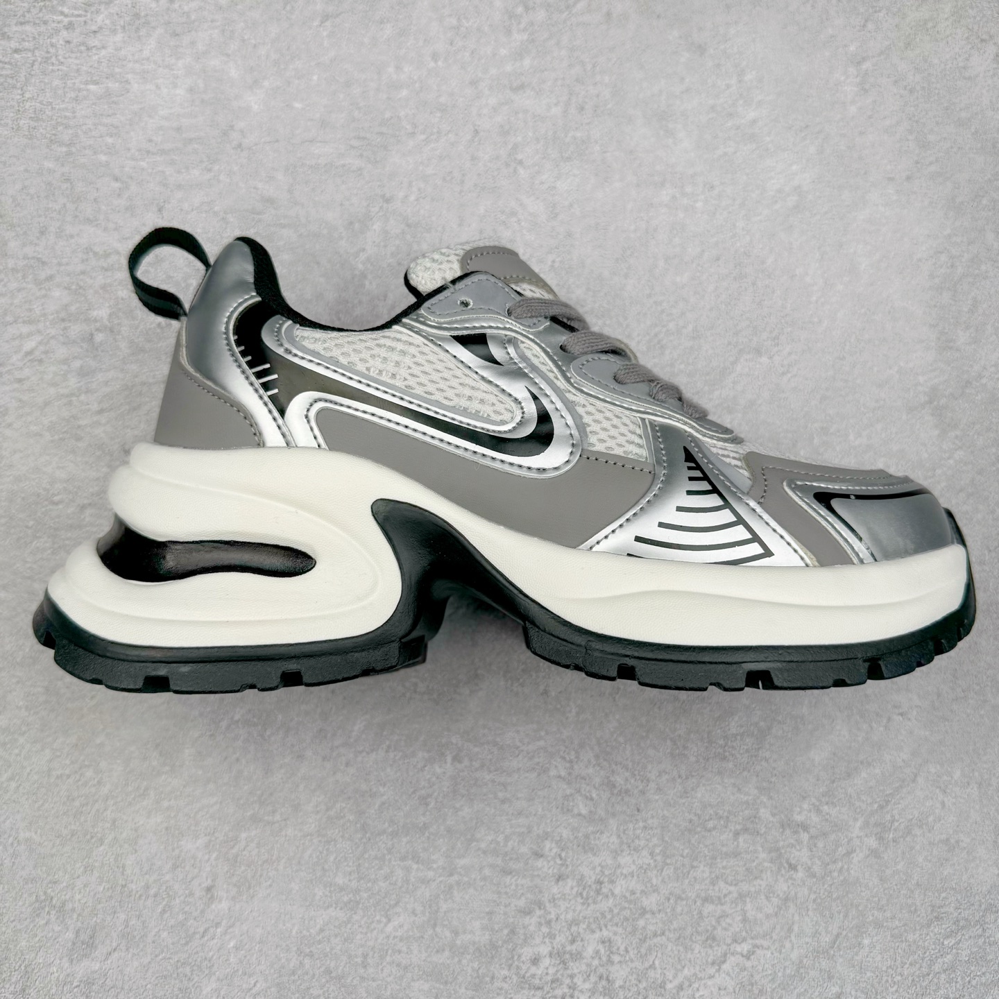 GG-CC赵露思同款休闲运动厚底增高老爹鞋 广东大厂出品 原版正确大底 全新工艺升级 全套包装 配件齐全 区别市面所有版本 时髦look轻松定格 不费力展现率性氛围 高档银盒 3M反光酷帅机能风不规则设计+7cm增高厚底 大长腿既视感轻松拿捏 GGCC厚底增高简直就是小个子的快乐! 不管怎么搭都敲好看 尺码：35 36 37 38 39 40-选品中心