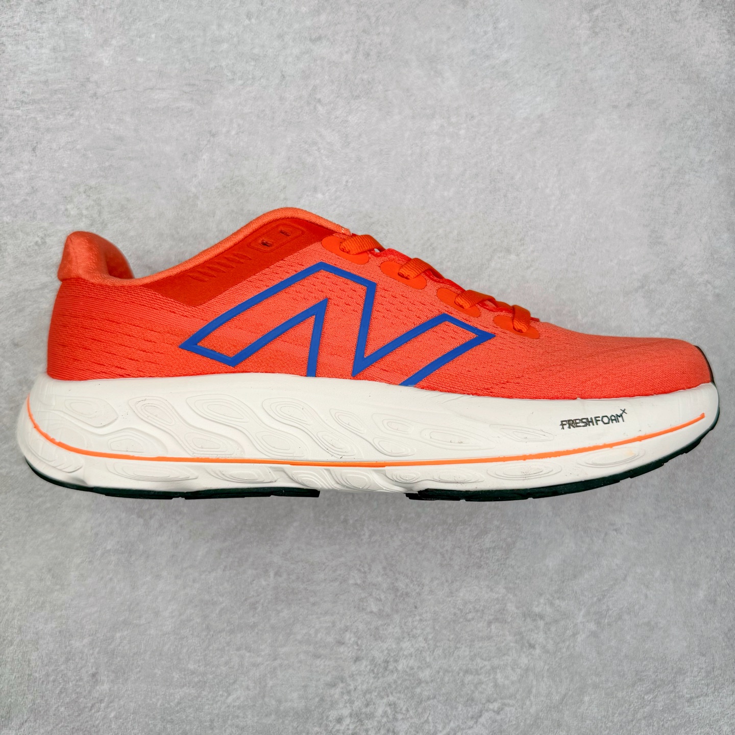 New Balance Fresh Foam X Vongo NB新百伦 V6系列低帮轻量化厚底健身休闲运动慢跑鞋 原楦原纸版开发#采用一体式工程网眼鞋面及热熔Logo细节#中底嵌入Fresh Foam X 中底轻量化泡沫技术#组合防滑耐磨橡胶外底片❗️更厚更弹,NB舒适健步跑鞋!近赏｜无论是日常慢跑，还是City Walk，它都可轻松应对提起今年最流行的事情，想必在你所在的城市来一段City Walk，带给你久违的松弛感、治愈你柔软的需要的New Balance NB Vongo v6顶级稳定支撑跑鞋 | Vongo v6是New Balance顶级稳定支撑训练鞋，稳定性出色，功能强大，舒适度高。中底使用的是NB最新的Fresh Foam X泡棉，内嵌一款TPU板，增加稳定性。可以进行日常长距离训练。尺码：36 37 37.5 38 38.5 39.5 40 40.5 41.5 42 42.5 43 44 45-选品中心