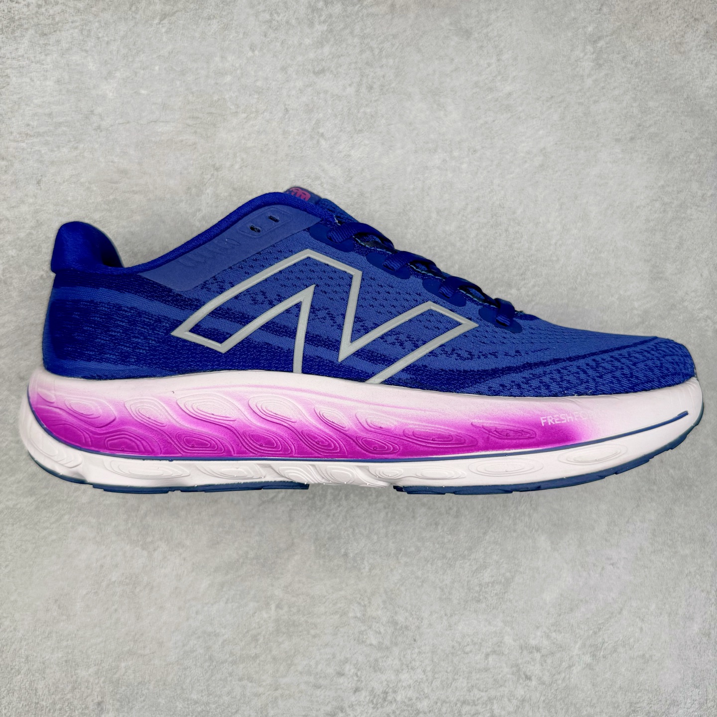 New Balance Fresh Foam X Vongo NB新百伦 V6系列低帮轻量化厚底健身休闲运动慢跑鞋 原楦原纸版开发#采用一体式工程网眼鞋面及热熔Logo细节#中底嵌入Fresh Foam X 中底轻量化泡沫技术#组合防滑耐磨橡胶外底片❗️更厚更弹,NB舒适健步跑鞋!近赏｜无论是日常慢跑，还是City Walk，它都可轻松应对提起今年最流行的事情，想必在你所在的城市来一段City Walk，带给你久违的松弛感、治愈你柔软的需要的New Balance NB Vongo v6顶级稳定支撑跑鞋 | Vongo v6是New Balance顶级稳定支撑训练鞋，稳定性出色，功能强大，舒适度高。中底使用的是NB最新的Fresh Foam X泡棉，内嵌一款TPU板，增加稳定性。可以进行日常长距离训练。尺码：36 37 37.5 38 38.5 39.5 40 40.5 41.5 42 42.5 43 44 45-选品中心