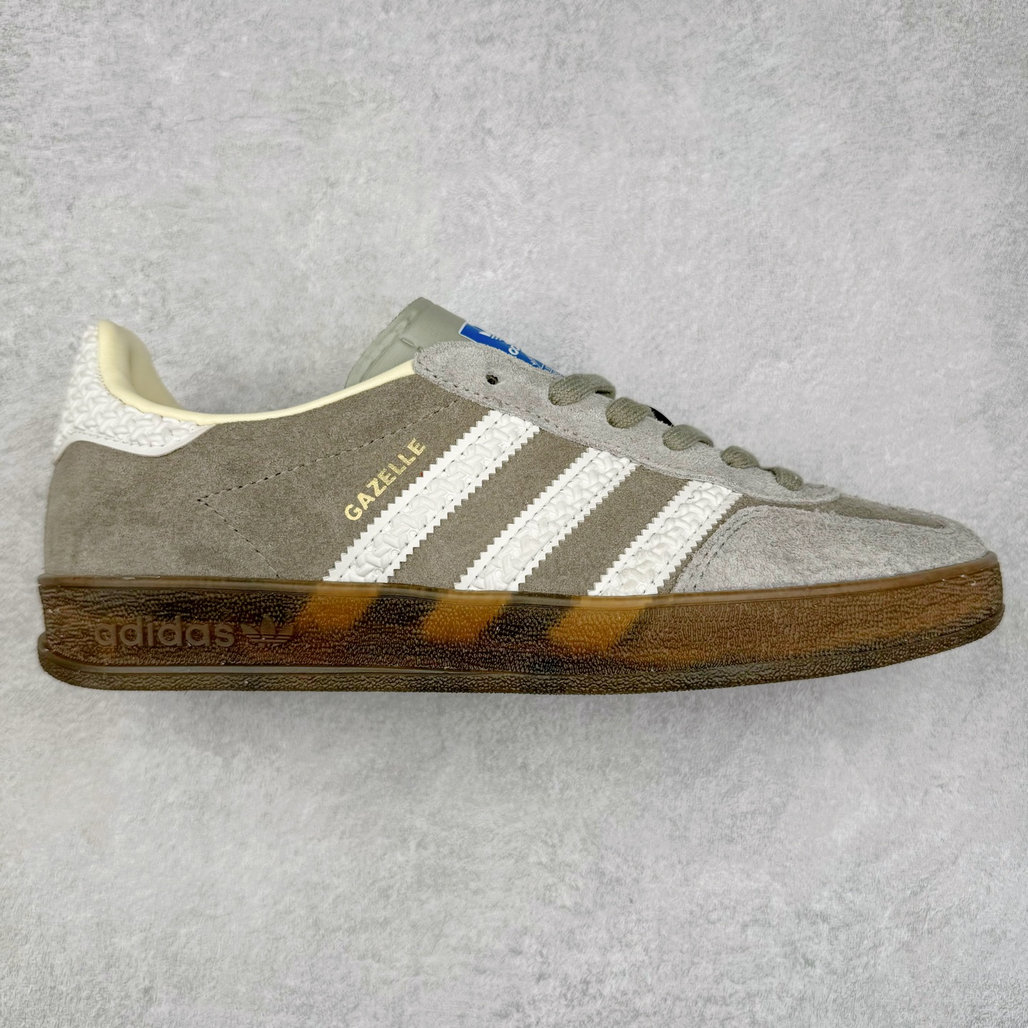 图片[9]-＃XC纯原 AD Original Gazelle Trainers 瞪羚室内鞋系列低帮复古百搭休闲运动德训风板鞋 高端零售特供批次 原厂定制长毛翻毛皮组合环保纤维革鞋面材质 内置环保海玻璃鞋垫 外置RB橡胶大底 产品品控稳定性领先行业 原厂全套原楦原纸板冲刀磨具开发 原厂皮料加持 原厂港宝加持定型后跟R度完美 将复古进行到底 简约流畅 三十年不变经典 这款Gazelle运动鞋 无论面料、配色、质感或设计 都只在重现其1991年原款的经典 皮革鞋面 撞色三条纹和鞋跟标的设计 力求呈现90年代的经典复古风潮 Samba火热的同时 也带动了其它的复古鞋型 Gazelle便是其中一只 Gazelle Indoor拥有包边更宽的T字型鞋头 更好的保护运动员的前掌 浓浓的复古氛围感 非常适合现在流行的Cleanfit风格 尺码：35.5 36 36⅔ 37⅓ 38 38⅔ 39⅓ 40 40⅔ 41⅓ 42 42⅔ 43⅓ 44 44⅔ 45-选品中心