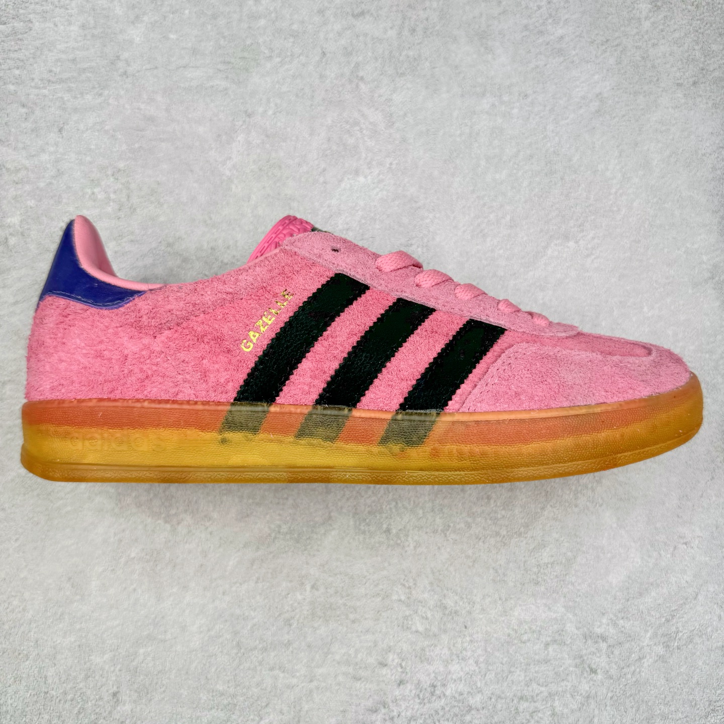 图片[8]-＃XC纯原 AD Original Gazelle Trainers 瞪羚室内鞋系列低帮复古百搭休闲运动德训风板鞋 高端零售特供批次 原厂定制长毛翻毛皮组合环保纤维革鞋面材质 内置环保海玻璃鞋垫 外置RB橡胶大底 产品品控稳定性领先行业 原厂全套原楦原纸板冲刀磨具开发 原厂皮料加持 原厂港宝加持定型后跟R度完美 将复古进行到底 简约流畅 三十年不变经典 这款Gazelle运动鞋 无论面料、配色、质感或设计 都只在重现其1991年原款的经典 皮革鞋面 撞色三条纹和鞋跟标的设计 力求呈现90年代的经典复古风潮 Samba火热的同时 也带动了其它的复古鞋型 Gazelle便是其中一只 Gazelle Indoor拥有包边更宽的T字型鞋头 更好的保护运动员的前掌 浓浓的复古氛围感 非常适合现在流行的Cleanfit风格 尺码：35.5 36 36⅔ 37⅓ 38 38⅔ 39⅓ 40 40⅔ 41⅓ 42 42⅔ 43⅓ 44 44⅔ 45-选品中心