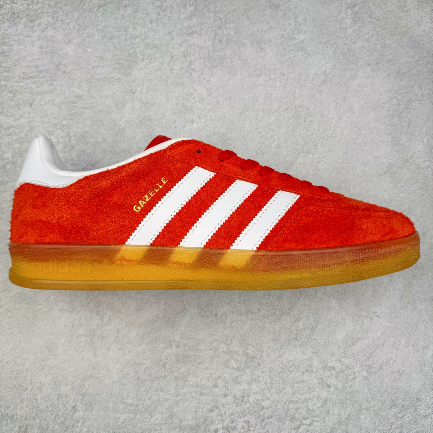 图片[10]-＃XC纯原 AD Original Gazelle Trainers 瞪羚室内鞋系列低帮复古百搭休闲运动德训风板鞋 高端零售特供批次 原厂定制长毛翻毛皮组合环保纤维革鞋面材质 内置环保海玻璃鞋垫 外置RB橡胶大底 产品品控稳定性领先行业 原厂全套原楦原纸板冲刀磨具开发 原厂皮料加持 原厂港宝加持定型后跟R度完美 将复古进行到底 简约流畅 三十年不变经典 这款Gazelle运动鞋 无论面料、配色、质感或设计 都只在重现其1991年原款的经典 皮革鞋面 撞色三条纹和鞋跟标的设计 力求呈现90年代的经典复古风潮 Samba火热的同时 也带动了其它的复古鞋型 Gazelle便是其中一只 Gazelle Indoor拥有包边更宽的T字型鞋头 更好的保护运动员的前掌 浓浓的复古氛围感 非常适合现在流行的Cleanfit风格 尺码：35.5 36 36⅔ 37⅓ 38 38⅔ 39⅓ 40 40⅔ 41⅓ 42 42⅔ 43⅓ 44 44⅔ 45-选品中心