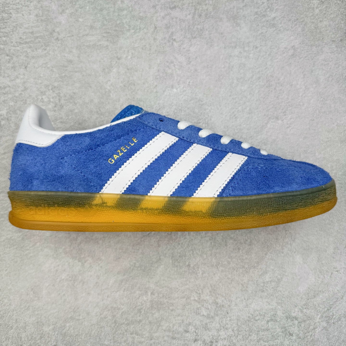 图片[6]-＃XC纯原 AD Original Gazelle Trainers 瞪羚室内鞋系列低帮复古百搭休闲运动德训风板鞋 高端零售特供批次 原厂定制长毛翻毛皮组合环保纤维革鞋面材质 内置环保海玻璃鞋垫 外置RB橡胶大底 产品品控稳定性领先行业 原厂全套原楦原纸板冲刀磨具开发 原厂皮料加持 原厂港宝加持定型后跟R度完美 将复古进行到底 简约流畅 三十年不变经典 这款Gazelle运动鞋 无论面料、配色、质感或设计 都只在重现其1991年原款的经典 皮革鞋面 撞色三条纹和鞋跟标的设计 力求呈现90年代的经典复古风潮 Samba火热的同时 也带动了其它的复古鞋型 Gazelle便是其中一只 Gazelle Indoor拥有包边更宽的T字型鞋头 更好的保护运动员的前掌 浓浓的复古氛围感 非常适合现在流行的Cleanfit风格 尺码：35.5 36 36⅔ 37⅓ 38 38⅔ 39⅓ 40 40⅔ 41⅓ 42 42⅔ 43⅓ 44 44⅔ 45-选品中心