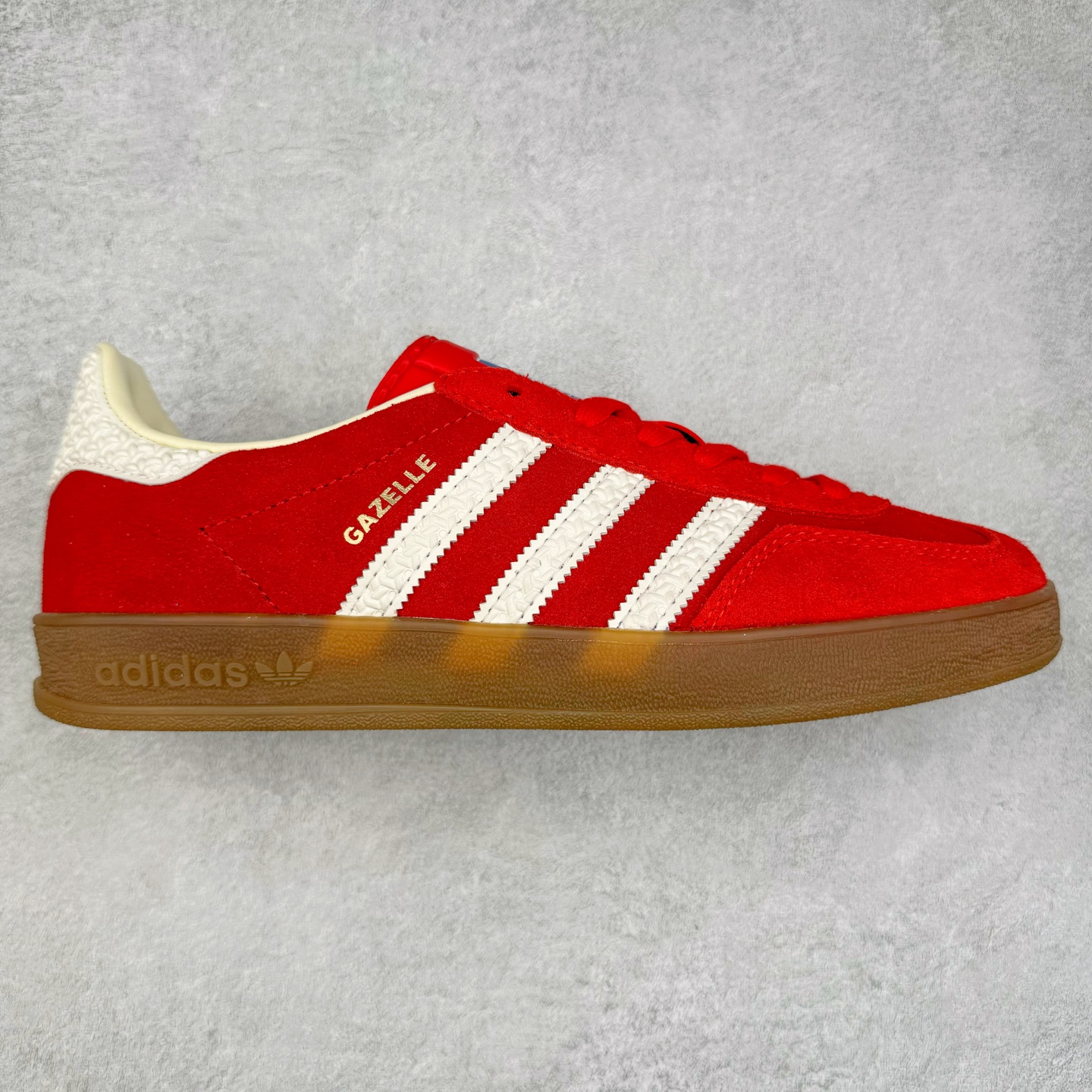 图片[2]-＃XC纯原 AD Original Gazelle Trainers 瞪羚室内鞋系列低帮复古百搭休闲运动德训风板鞋 高端零售特供批次 原厂定制长毛翻毛皮组合环保纤维革鞋面材质 内置环保海玻璃鞋垫 外置RB橡胶大底 产品品控稳定性领先行业 原厂全套原楦原纸板冲刀磨具开发 原厂皮料加持 原厂港宝加持定型后跟R度完美 将复古进行到底 简约流畅 三十年不变经典 这款Gazelle运动鞋 无论面料、配色、质感或设计 都只在重现其1991年原款的经典 皮革鞋面 撞色三条纹和鞋跟标的设计 力求呈现90年代的经典复古风潮 Samba火热的同时 也带动了其它的复古鞋型 Gazelle便是其中一只 Gazelle Indoor拥有包边更宽的T字型鞋头 更好的保护运动员的前掌 浓浓的复古氛围感 非常适合现在流行的Cleanfit风格 尺码：35.5 36 36⅔ 37⅓ 38 38⅔ 39⅓ 40 40⅔ 41⅓ 42 42⅔ 43⅓ 44 44⅔ 45-选品中心