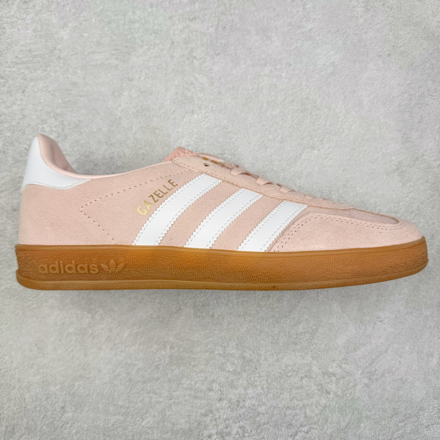 ＃XC纯原 AD Original Gazelle Trainers 瞪羚室内鞋系列低帮复古百搭休闲运动德训风板鞋 高端零售特供批次 原厂定制长毛翻毛皮组合环保纤维革鞋面材质 内置环保海玻璃鞋垫 外置RB橡胶大底 产品品控稳定性领先行业 原厂全套原楦原纸板冲刀磨具开发 原厂皮料加持 原厂港宝加持定型后跟R度完美 将复古进行到底 简约流畅 三十年不变经典 这款Gazelle运动鞋 无论面料、配色、质感或设计 都只在重现其1991年原款的经典 皮革鞋面 撞色三条纹和鞋跟标的设计 力求呈现90年代的经典复古风潮 Samba火热的同时 也带动了其它的复古鞋型 Gazelle便是其中一只 Gazelle Indoor拥有包边更宽的T字型鞋头 更好的保护运动员的前掌 浓浓的复古氛围感 非常适合现在流行的Cleanfit风格 尺码：35.5 36 36⅔ 37⅓ 38 38⅔ 39⅓ 40 40⅔ 41⅓ 42 42⅔ 43⅓ 44 44⅔ 45-选品中心