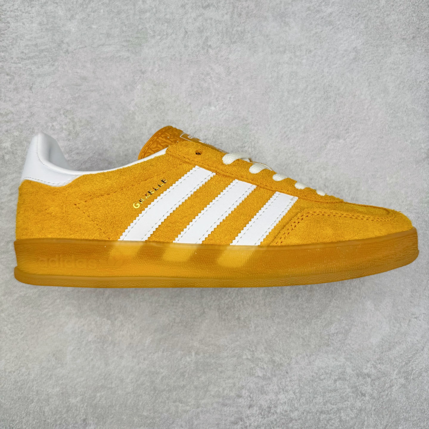 图片[3]-＃XC纯原 AD Original Gazelle Trainers 瞪羚室内鞋系列低帮复古百搭休闲运动德训风板鞋 高端零售特供批次 原厂定制长毛翻毛皮组合环保纤维革鞋面材质 内置环保海玻璃鞋垫 外置RB橡胶大底 产品品控稳定性领先行业 原厂全套原楦原纸板冲刀磨具开发 原厂皮料加持 原厂港宝加持定型后跟R度完美 将复古进行到底 简约流畅 三十年不变经典 这款Gazelle运动鞋 无论面料、配色、质感或设计 都只在重现其1991年原款的经典 皮革鞋面 撞色三条纹和鞋跟标的设计 力求呈现90年代的经典复古风潮 Samba火热的同时 也带动了其它的复古鞋型 Gazelle便是其中一只 Gazelle Indoor拥有包边更宽的T字型鞋头 更好的保护运动员的前掌 浓浓的复古氛围感 非常适合现在流行的Cleanfit风格 尺码：35.5 36 36⅔ 37⅓ 38 38⅔ 39⅓ 40 40⅔ 41⅓ 42 42⅔ 43⅓ 44 44⅔ 45-选品中心
