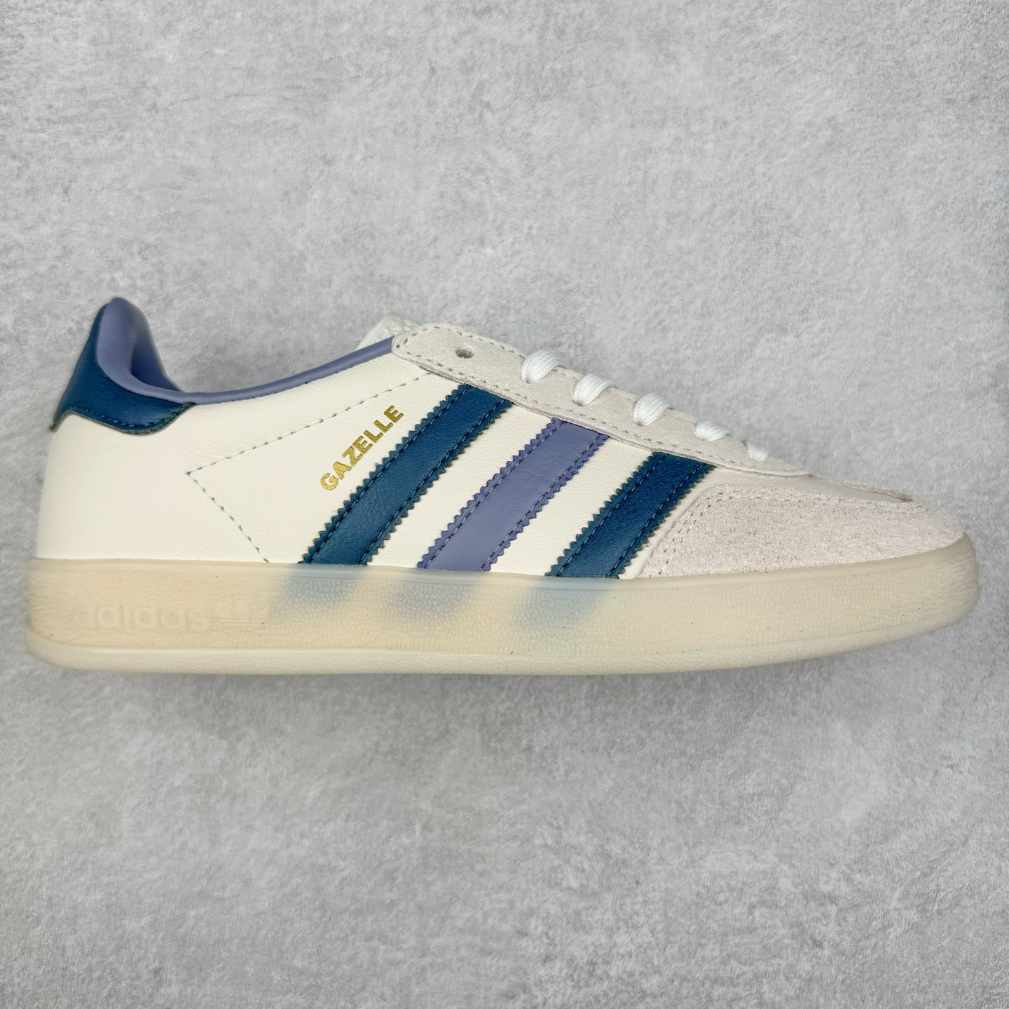 图片[7]-＃XC纯原 AD Original Gazelle Trainers 瞪羚室内鞋系列低帮复古百搭休闲运动德训风板鞋 高端零售特供批次 原厂定制长毛翻毛皮组合环保纤维革鞋面材质 内置环保海玻璃鞋垫 外置RB橡胶大底 产品品控稳定性领先行业 原厂全套原楦原纸板冲刀磨具开发 原厂皮料加持 原厂港宝加持定型后跟R度完美 将复古进行到底 简约流畅 三十年不变经典 这款Gazelle运动鞋 无论面料、配色、质感或设计 都只在重现其1991年原款的经典 皮革鞋面 撞色三条纹和鞋跟标的设计 力求呈现90年代的经典复古风潮 Samba火热的同时 也带动了其它的复古鞋型 Gazelle便是其中一只 Gazelle Indoor拥有包边更宽的T字型鞋头 更好的保护运动员的前掌 浓浓的复古氛围感 非常适合现在流行的Cleanfit风格 尺码：35.5 36 36⅔ 37⅓ 38 38⅔ 39⅓ 40 40⅔ 41⅓ 42 42⅔ 43⅓ 44 44⅔ 45-选品中心