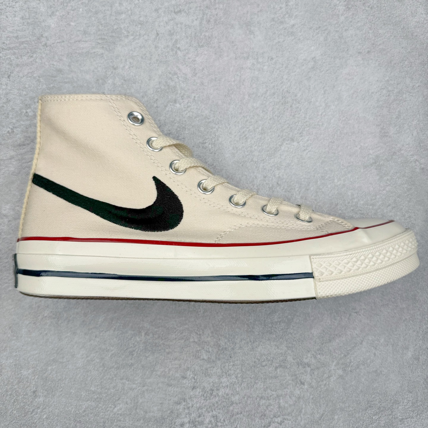 AMM x NIKE x CONVERSE 三方联名 全鞋以匡威Chuck 70鞋型为蓝本 鞋身米白色覆盖 鞋侧以黑色皮革以及黑色丝绒Swoosh Logo呈现 此外鞋舌标签也变为Nike标识 内衬则是特殊的AMM Logo纹理 尺码：35 36 36.5 37 37.5 38 39 39.5 40 41 41.5 42 42.5 43 44-选品中心