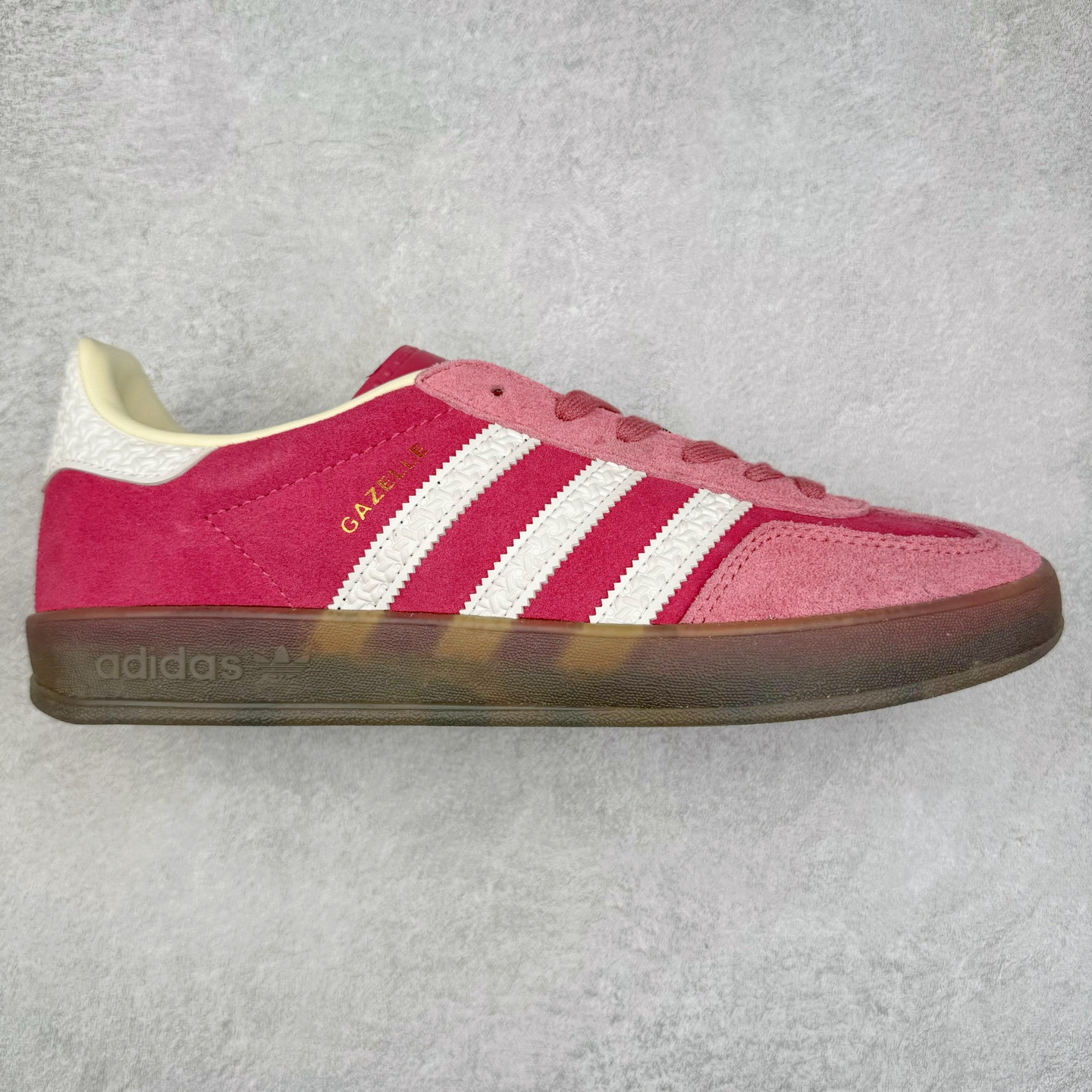 ＃XC纯原 AD Original Gazelle Trainers 瞪羚室内鞋系列低帮复古百搭休闲运动德训风板鞋 高端零售特供批次 原厂定制长毛翻毛皮组合环保纤维革鞋面材质 内置环保海玻璃鞋垫 外置RB橡胶大底 产品品控稳定性领先行业 原厂全套原楦原纸板冲刀磨具开发 原厂皮料加持 原厂港宝加持定型后跟R度完美 将复古进行到底 简约流畅 三十年不变经典 这款Gazelle运动鞋 无论面料、配色、质感或设计 都只在重现其1991年原款的经典 皮革鞋面 撞色三条纹和鞋跟标的设计 力求呈现90年代的经典复古风潮 Samba火热的同时 也带动了其它的复古鞋型 Gazelle便是其中一只 Gazelle Indoor拥有包边更宽的T字型鞋头 更好的保护运动员的前掌 浓浓的复古氛围感 非常适合现在流行的Cleanfit风格 尺码：35.5 36 36⅔ 37⅓ 38 38⅔ 39⅓ 40 40⅔ 41⅓ 42 42⅔ 43⅓ 44 44⅔ 45-选品中心