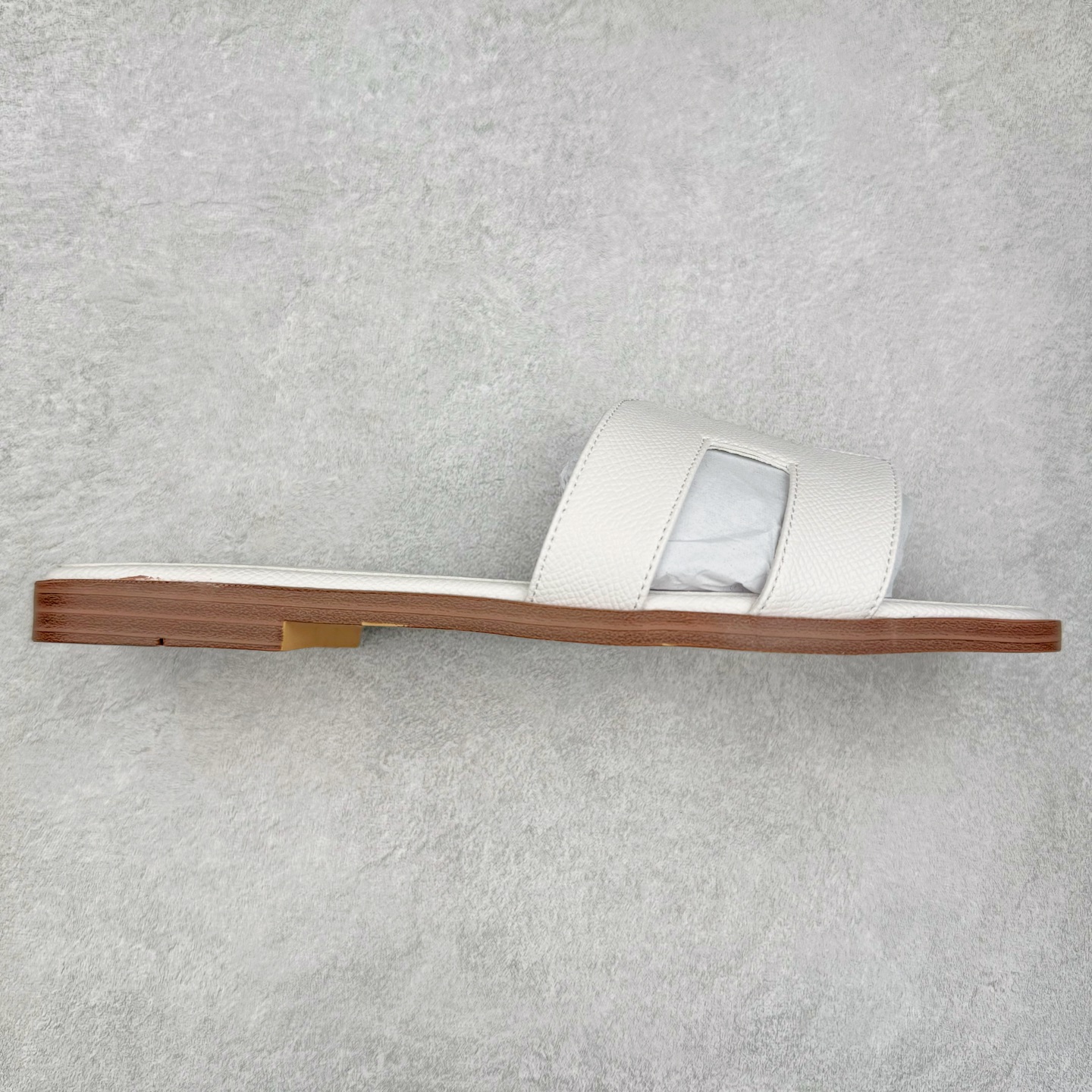 图片[8]-爱马仕 – Hermes Chypre二舅拖 爆款系列 闺蜜夏天必备穿搭🔥非市面垃圾版本.顶级牛皮面.牛皮垫脚🦶专柜正品包装.带原装礼盒💝 新配色每个颜色都很上头～～ 颜色也太春天了搭配浅色牛仔裤绝配 嘿嘿 脚感啥的都好舒服软软哒 暴走无压力的二舅拖鞋！夏天没有ta不行！ 越穿越喜欢的拖鞋必须有它的名字！鞋垫踩起来 软软的，而且魔术贴还可以 调整，脚背高的姐妹也完全可以驾驭 SIZE ：35-39-选品中心