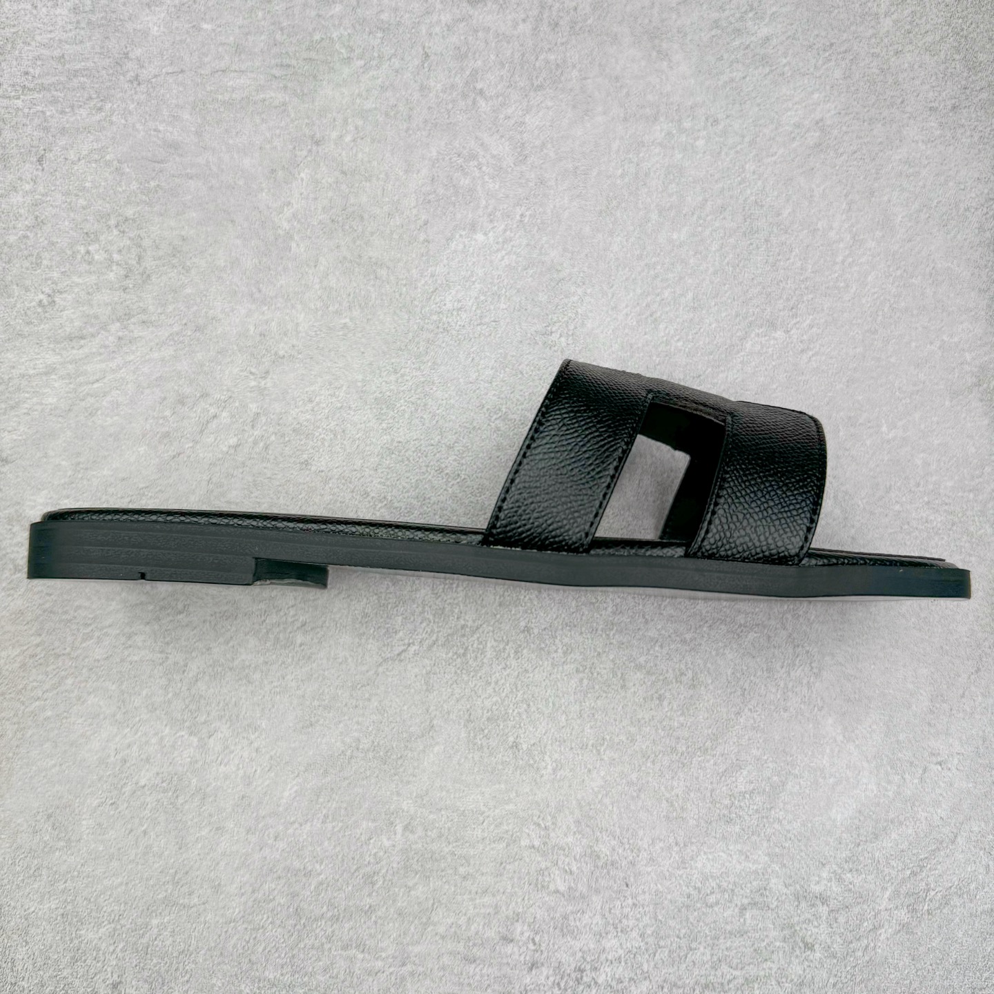 图片[9]-爱马仕 – Hermes Chypre二舅拖 爆款系列 闺蜜夏天必备穿搭🔥非市面垃圾版本.顶级牛皮面.牛皮垫脚🦶专柜正品包装.带原装礼盒💝 新配色每个颜色都很上头～～ 颜色也太春天了搭配浅色牛仔裤绝配 嘿嘿 脚感啥的都好舒服软软哒 暴走无压力的二舅拖鞋！夏天没有ta不行！ 越穿越喜欢的拖鞋必须有它的名字！鞋垫踩起来 软软的，而且魔术贴还可以 调整，脚背高的姐妹也完全可以驾驭 SIZE ：35-39-选品中心