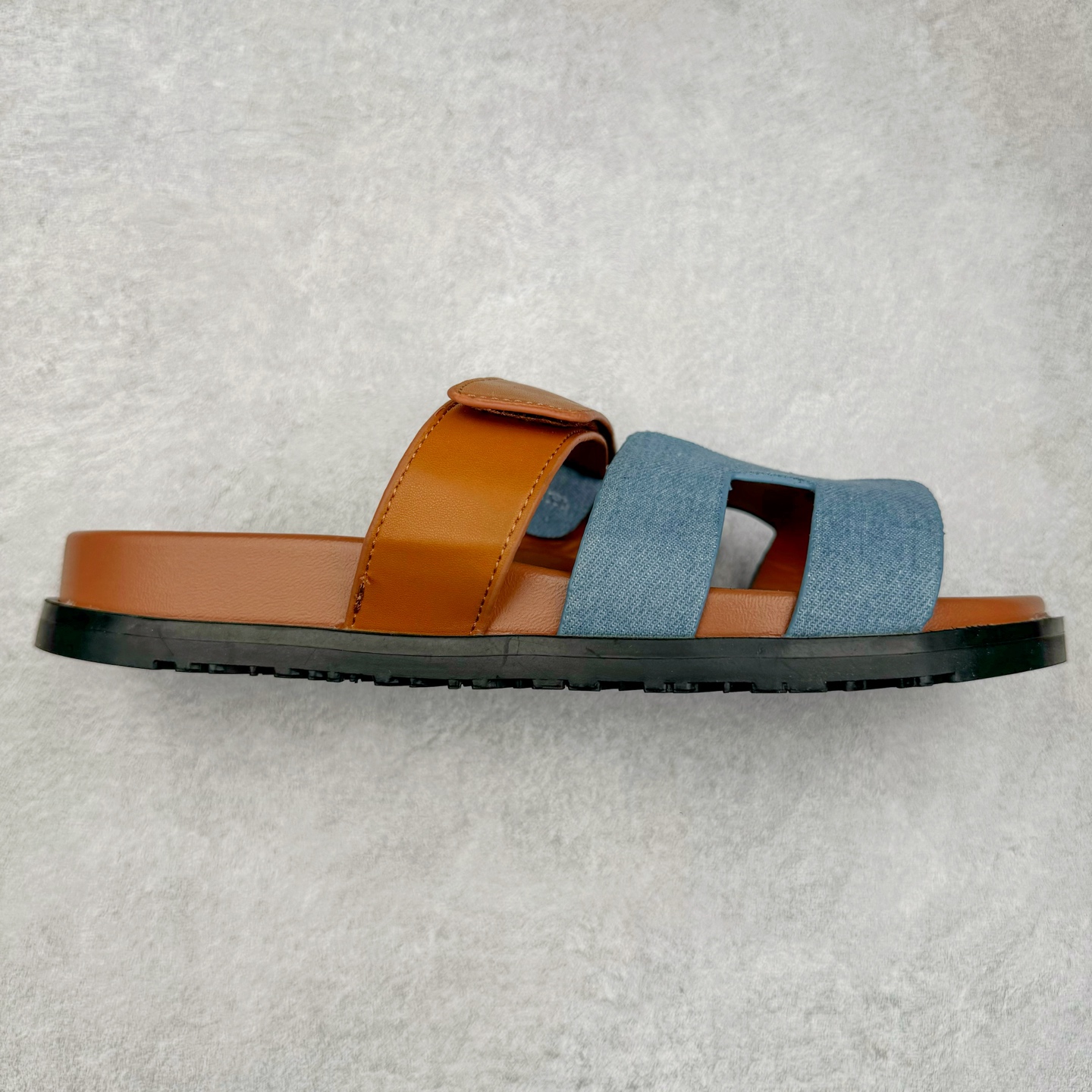 图片[6]-爱马仕 – Hermes Chypre二舅拖 爆款系列 闺蜜夏天必备穿搭🔥非市面垃圾版本.顶级牛皮面.牛皮垫脚🦶专柜正品包装.带原装礼盒💝 新配色每个颜色都很上头～～ 颜色也太春天了搭配浅色牛仔裤绝配 嘿嘿 脚感啥的都好舒服软软哒 暴走无压力的二舅拖鞋！夏天没有ta不行！ 越穿越喜欢的拖鞋必须有它的名字！鞋垫踩起来 软软的，而且魔术贴还可以 调整，脚背高的姐妹也完全可以驾驭 SIZE ：35-39-选品中心