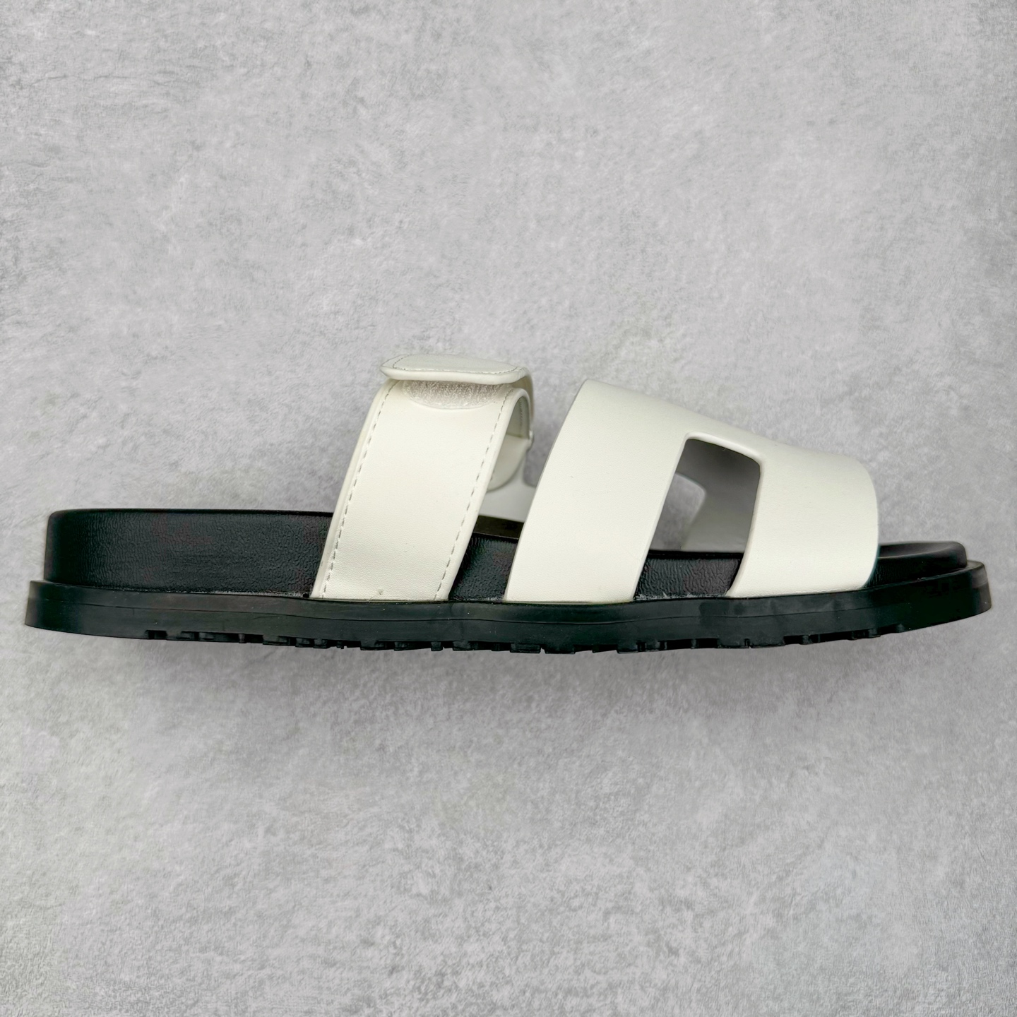 爱马仕 – Hermes Chypre二舅拖 爆款系列 闺蜜夏天必备穿搭🔥非市面垃圾版本.顶级牛皮面.牛皮垫脚🦶专柜正品包装.带原装礼盒💝 新配色每个颜色都很上头~~ 颜色也太春天了搭配浅色牛仔裤绝配 嘿嘿 脚感啥的都好舒服软软哒 暴走无压力的二舅拖鞋!夏天没有ta不行! 越穿越喜欢的拖鞋必须有它的名字!鞋垫踩起来 软软的,而且魔术贴还可以 调整,脚背高的姐妹也完全可以驾驭 SIZE :35-39-选品中心