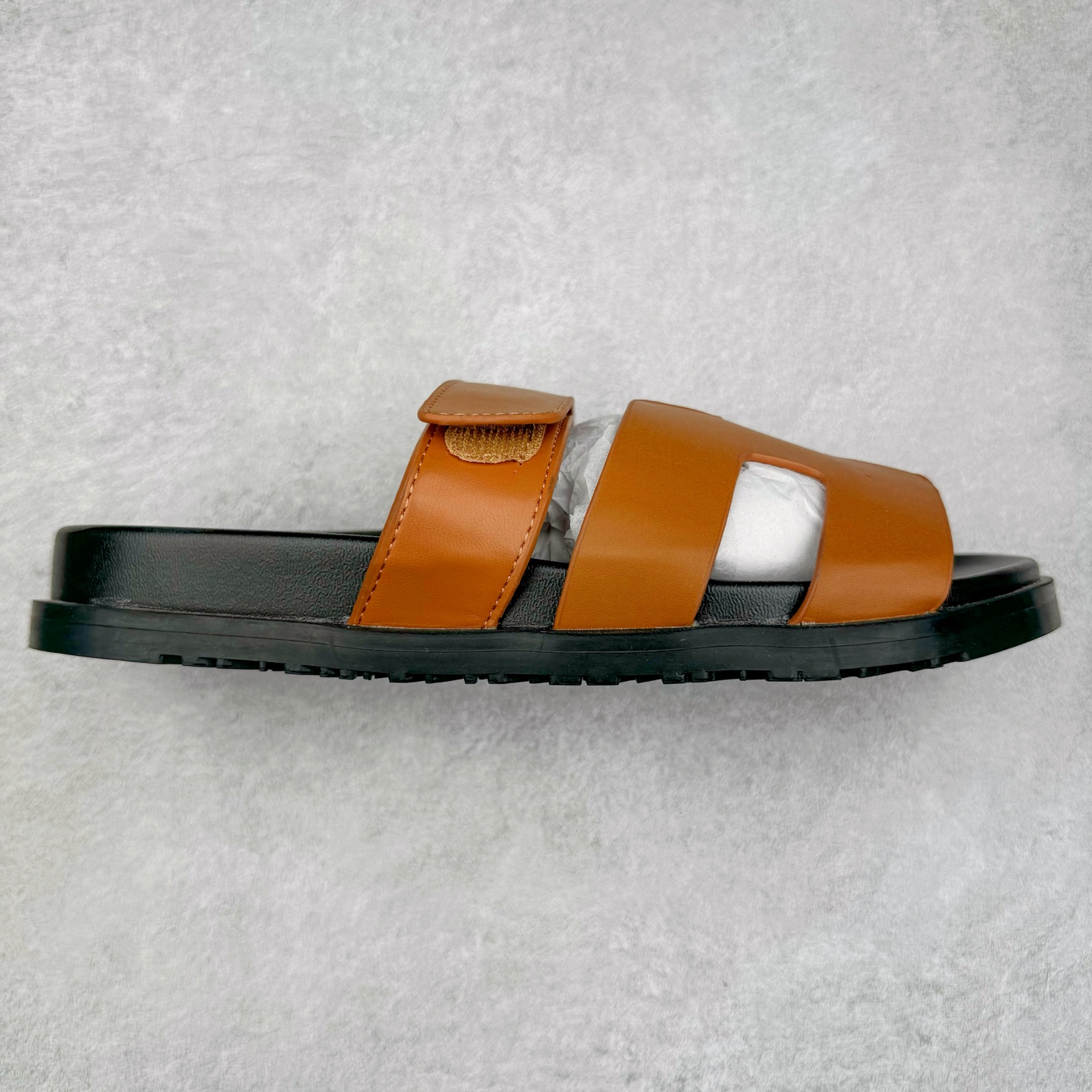 图片[2]-爱马仕 – Hermes Chypre二舅拖 爆款系列 闺蜜夏天必备穿搭🔥非市面垃圾版本.顶级牛皮面.牛皮垫脚🦶专柜正品包装.带原装礼盒💝 新配色每个颜色都很上头～～ 颜色也太春天了搭配浅色牛仔裤绝配 嘿嘿 脚感啥的都好舒服软软哒 暴走无压力的二舅拖鞋！夏天没有ta不行！ 越穿越喜欢的拖鞋必须有它的名字！鞋垫踩起来 软软的，而且魔术贴还可以 调整，脚背高的姐妹也完全可以驾驭 SIZE ：35-39-选品中心