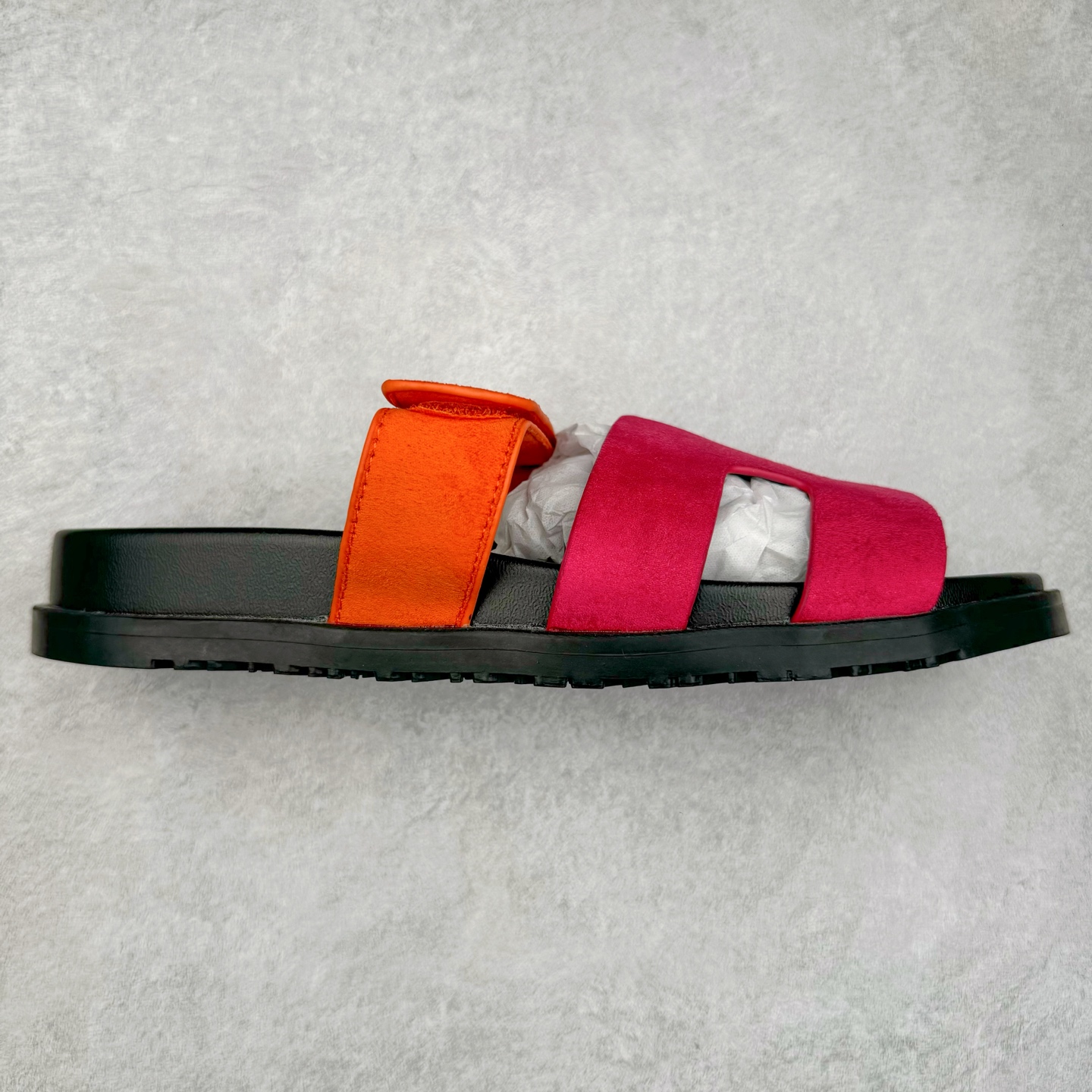 图片[3]-爱马仕 – Hermes Chypre二舅拖 爆款系列 闺蜜夏天必备穿搭🔥非市面垃圾版本.顶级牛皮面.牛皮垫脚🦶专柜正品包装.带原装礼盒💝 新配色每个颜色都很上头～～ 颜色也太春天了搭配浅色牛仔裤绝配 嘿嘿 脚感啥的都好舒服软软哒 暴走无压力的二舅拖鞋！夏天没有ta不行！ 越穿越喜欢的拖鞋必须有它的名字！鞋垫踩起来 软软的，而且魔术贴还可以 调整，脚背高的姐妹也完全可以驾驭 SIZE ：35-39-选品中心