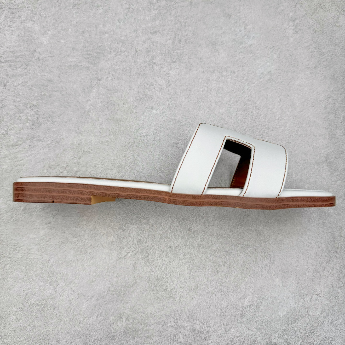 图片[7]-爱马仕 – Hermes Chypre二舅拖 爆款系列 闺蜜夏天必备穿搭🔥非市面垃圾版本.顶级牛皮面.牛皮垫脚🦶专柜正品包装.带原装礼盒💝 新配色每个颜色都很上头～～ 颜色也太春天了搭配浅色牛仔裤绝配 嘿嘿 脚感啥的都好舒服软软哒 暴走无压力的二舅拖鞋！夏天没有ta不行！ 越穿越喜欢的拖鞋必须有它的名字！鞋垫踩起来 软软的，而且魔术贴还可以 调整，脚背高的姐妹也完全可以驾驭 SIZE ：35-39-选品中心