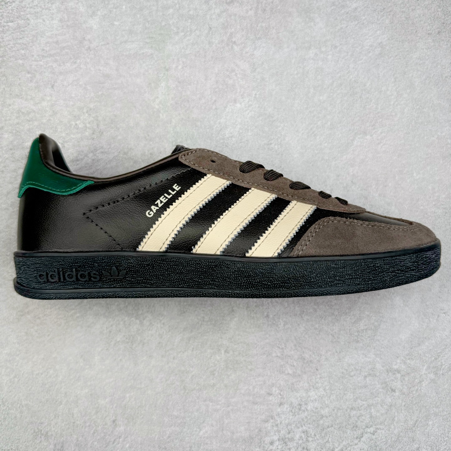 图片[5]-＃XC纯原 AD Original Gazelle Trainers 瞪羚室内鞋系列低帮复古百搭休闲运动德训风板鞋 高端零售特供批次 原厂定制长毛翻毛皮组合环保纤维革鞋面材质 内置环保海玻璃鞋垫 外置RB橡胶大底 产品品控稳定性领先行业 原厂全套原楦原纸板冲刀磨具开发 原厂皮料加持 原厂港宝加持定型后跟R度完美 将复古进行到底 简约流畅 三十年不变经典 这款Gazelle运动鞋 无论面料、配色、质感或设计 都只在重现其1991年原款的经典 皮革鞋面 撞色三条纹和鞋跟标的设计 力求呈现90年代的经典复古风潮 Samba火热的同时 也带动了其它的复古鞋型 Gazelle便是其中一只 Gazelle Indoor拥有包边更宽的T字型鞋头 更好的保护运动员的前掌 浓浓的复古氛围感 非常适合现在流行的Cleanfit风格 尺码：35.5 36 36⅔ 37⅓ 38 38⅔ 39⅓ 40 40⅔ 41⅓ 42 42⅔ 43⅓ 44 44⅔ 45-选品中心