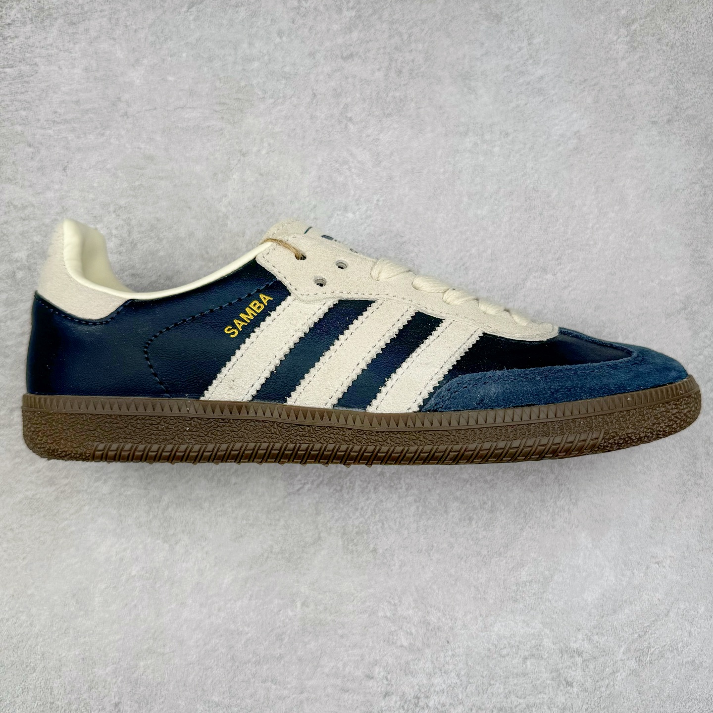 ＃XC纯原 AD Originals Handball SPZL 手球运动员系列百搭休闲运动板鞋 口碑大厂出品 品控大底版型不断改良更新 原厂皮料 原装过验内外标加持 全套原纸板楦头开发 确保原汁原味 完美呈现桑巴版型 一比一鞋头弧度高度鞋身弧度 数据细节工艺流程均保持一致 这款来自阿迪达斯的这款HANDBALL SPZL前身是一双手球运动鞋 这一次拿来复刻 所以鞋面的主要色彩选用了黑色 鞋面外侧除了Spezial字母之外还有三叶草标志 Handball SPZL作为复古手球训练鞋与作为室内足球鞋的Samba有着异曲同工之处 但是质感更为出众的鞋身以及丰富的配色选择比起Samba来讲可以说是更胜一筹了 尺码：36 36⅔ 37⅓ 38 38⅔ 39⅓ 40 40⅔ 41⅓ 42 42⅔ 43⅓ 44 45-选品中心