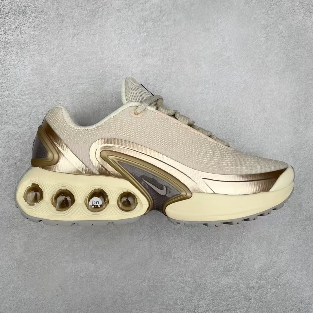 NK Air Max DN系列低帮豆荚型气垫百搭休闲运动慢跑鞋 HV4861-200 Air Max 科技最初于 1986 年推出，是NK的首款气垫鞋款，这个缓震技术彻底改变了人们对运动鞋的认知。在 Nike 的众多缓震科技中也有着自己绝对的地位。除了技术层面的创新，Air Max 还具有深厚的文化内涵。它所代表的青年文化、前卫风格和反叛精神，使其成为了一种时尚和潮流的象征。为了纪念这个具有里程碑意义的技术，Nike 在每年的 3 月 26 日定为「Air Max Day」。近日，Nike 露出了一款全新的鞋型——Air Max DN。这款鞋不仅具有时尚的外观，还融合了许多经典的 Air Max 设计和元素，同时展现了一些新的创意。设计灵感源自经典 Air Max 97 和 Air Max Plus 的元素。鞋面的条纹设计和后跟的标志都在向这些经典鞋款致敬。最大亮点是 Air Max 气垫的造型，它以神似豆荚的造型呈现，分为四个分区圆形开窗，带来极高的辨识度。Air Max DN 采用了纯黑配色覆面，搭配白色虚线和紫色点缀，营造出一种低调而时尚的外观。鞋面采用织物材质打造，提供舒适的穿着体验。全新 Nike Air Max DN 除了图中的配色外，还将有荧光绿、白银、黑银、皇家蓝、酷灰、黑色等六款新配色登场。具体发售信息感兴趣的朋友可以持续关注。尺码：36 36.5 37.5 38 38.5 39 40 40.5 41 42 42.5 43 44 44.5 45-选品中心