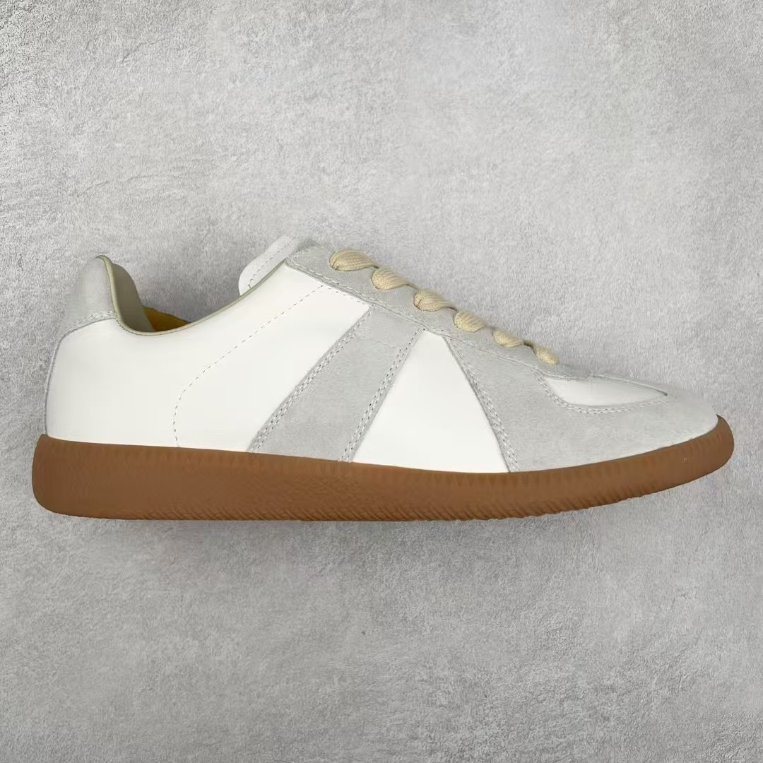 Maison Margiela Calfskin Replica 马吉拉德训鞋 上万点击率爆款 原档数据开发数月百分百还原 原盒原配防尘袋购物卡 全网唯一正确0-23数字排版 一比一间距字体 内里全头层小羊皮 原版防滑鞋底设计 灰色翻毛牛皮 白色细纹贝利头层皮 依照原版逐帧开发 原装淡粉纸板中底带编号钢印 尺码：35 36 37 38 39 40 41 42 43 44 45-选品中心