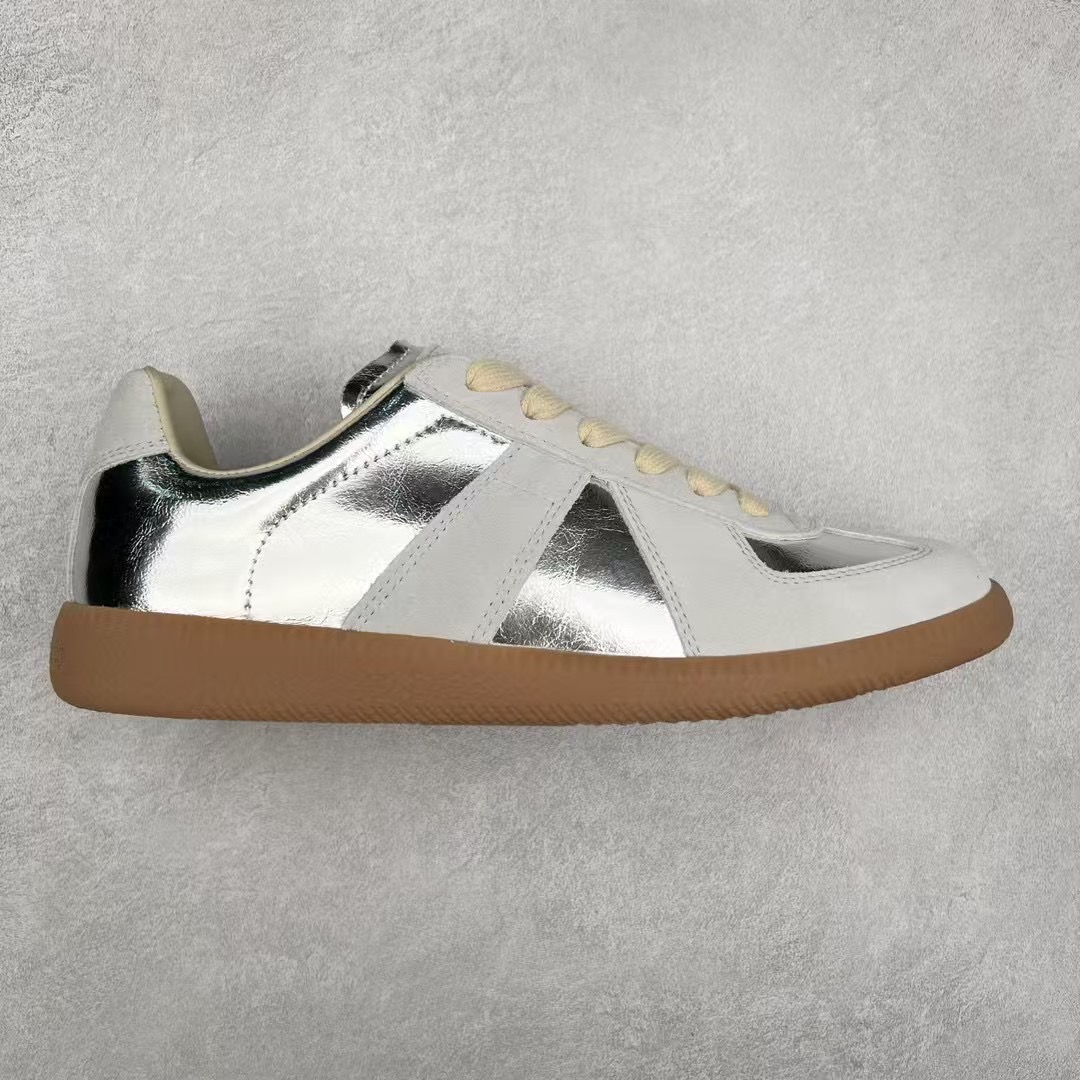 Maison Margiela Calfskin Replica 马吉拉德训鞋 上万点击率爆款 原档数据开发数月百分百还原 原盒原配防尘袋购物卡 全网唯一正确0-23数字排版 一比一间距字体 内里全头层小羊皮 原版防滑鞋底设计 灰色翻毛牛皮 白色细纹贝利头层皮 依照原版逐帧开发 原装淡粉纸板中底带编号钢印 尺码:35 36 37 38 39 40 41 42 43 44 45-选品中心