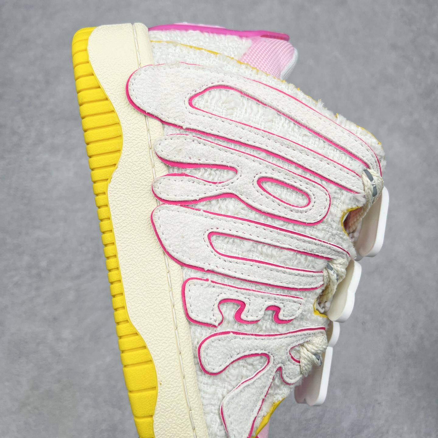 图片[6]-＃特价福利 OLD ORDER Skater 001 联名复古时尚滑板鞋面包鞋 复古滑板鞋 风格回潮 OLD ORDER 品牌推出了原创鞋款SKATER-001 一双兼具了运动与潮流复古属性的高品质球鞋 产品设计开发历时8个月 鞋底模具经历3次调整 鞋面打样经历5次调整 只为把高品质的产品状态带给各位 SKATER-001设计风格以上世纪80-90年代经典滑板鞋为灵感 将原汁原味的复古风格赋予全新的工艺质感 明亮活泼的设计风格 融入My Melody伙伴们的元素 多种面料和颜色的选择 赋予生生不息的潮流活力 独特附赠可拆卸卡通形象3D鞋面装饰 不止点缀 还有玩乐 以复古玩具为灵感打造的收藏鞋盒 与孩童时期的自己产生共鸣 创造难忘的开箱体验 尺码 36 37 38 39 40 41 42 43 44 45-选品中心