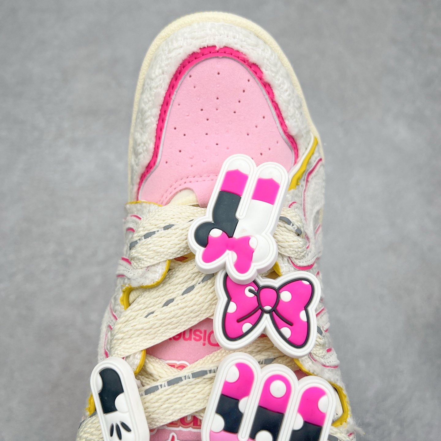 图片[4]-＃特价福利 OLD ORDER Skater 001 联名复古时尚滑板鞋面包鞋 复古滑板鞋 风格回潮 OLD ORDER 品牌推出了原创鞋款SKATER-001 一双兼具了运动与潮流复古属性的高品质球鞋 产品设计开发历时8个月 鞋底模具经历3次调整 鞋面打样经历5次调整 只为把高品质的产品状态带给各位 SKATER-001设计风格以上世纪80-90年代经典滑板鞋为灵感 将原汁原味的复古风格赋予全新的工艺质感 明亮活泼的设计风格 融入My Melody伙伴们的元素 多种面料和颜色的选择 赋予生生不息的潮流活力 独特附赠可拆卸卡通形象3D鞋面装饰 不止点缀 还有玩乐 以复古玩具为灵感打造的收藏鞋盒 与孩童时期的自己产生共鸣 创造难忘的开箱体验 尺码 36 37 38 39 40 41 42 43 44 45-选品中心