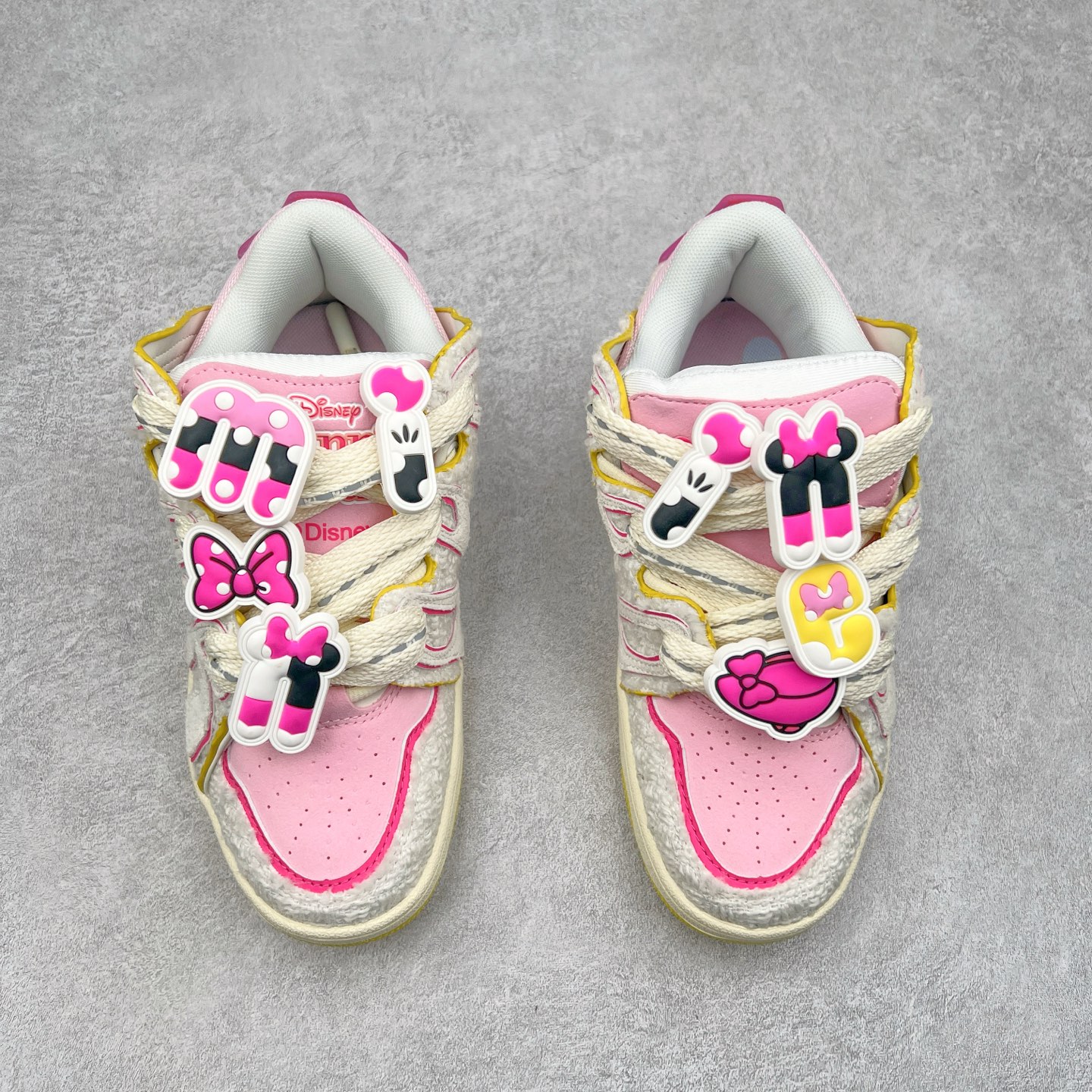 图片[2]-＃特价福利 OLD ORDER Skater 001 联名复古时尚滑板鞋面包鞋 复古滑板鞋 风格回潮 OLD ORDER 品牌推出了原创鞋款SKATER-001 一双兼具了运动与潮流复古属性的高品质球鞋 产品设计开发历时8个月 鞋底模具经历3次调整 鞋面打样经历5次调整 只为把高品质的产品状态带给各位 SKATER-001设计风格以上世纪80-90年代经典滑板鞋为灵感 将原汁原味的复古风格赋予全新的工艺质感 明亮活泼的设计风格 融入My Melody伙伴们的元素 多种面料和颜色的选择 赋予生生不息的潮流活力 独特附赠可拆卸卡通形象3D鞋面装饰 不止点缀 还有玩乐 以复古玩具为灵感打造的收藏鞋盒 与孩童时期的自己产生共鸣 创造难忘的开箱体验 尺码 36 37 38 39 40 41 42 43 44 45-选品中心