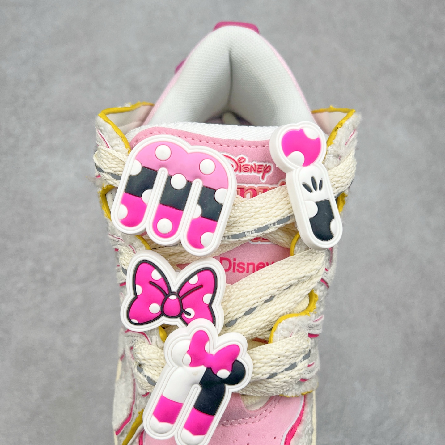 图片[5]-＃特价福利 OLD ORDER Skater 001 联名复古时尚滑板鞋面包鞋 复古滑板鞋 风格回潮 OLD ORDER 品牌推出了原创鞋款SKATER-001 一双兼具了运动与潮流复古属性的高品质球鞋 产品设计开发历时8个月 鞋底模具经历3次调整 鞋面打样经历5次调整 只为把高品质的产品状态带给各位 SKATER-001设计风格以上世纪80-90年代经典滑板鞋为灵感 将原汁原味的复古风格赋予全新的工艺质感 明亮活泼的设计风格 融入My Melody伙伴们的元素 多种面料和颜色的选择 赋予生生不息的潮流活力 独特附赠可拆卸卡通形象3D鞋面装饰 不止点缀 还有玩乐 以复古玩具为灵感打造的收藏鞋盒 与孩童时期的自己产生共鸣 创造难忘的开箱体验 尺码 36 37 38 39 40 41 42 43 44 45-选品中心