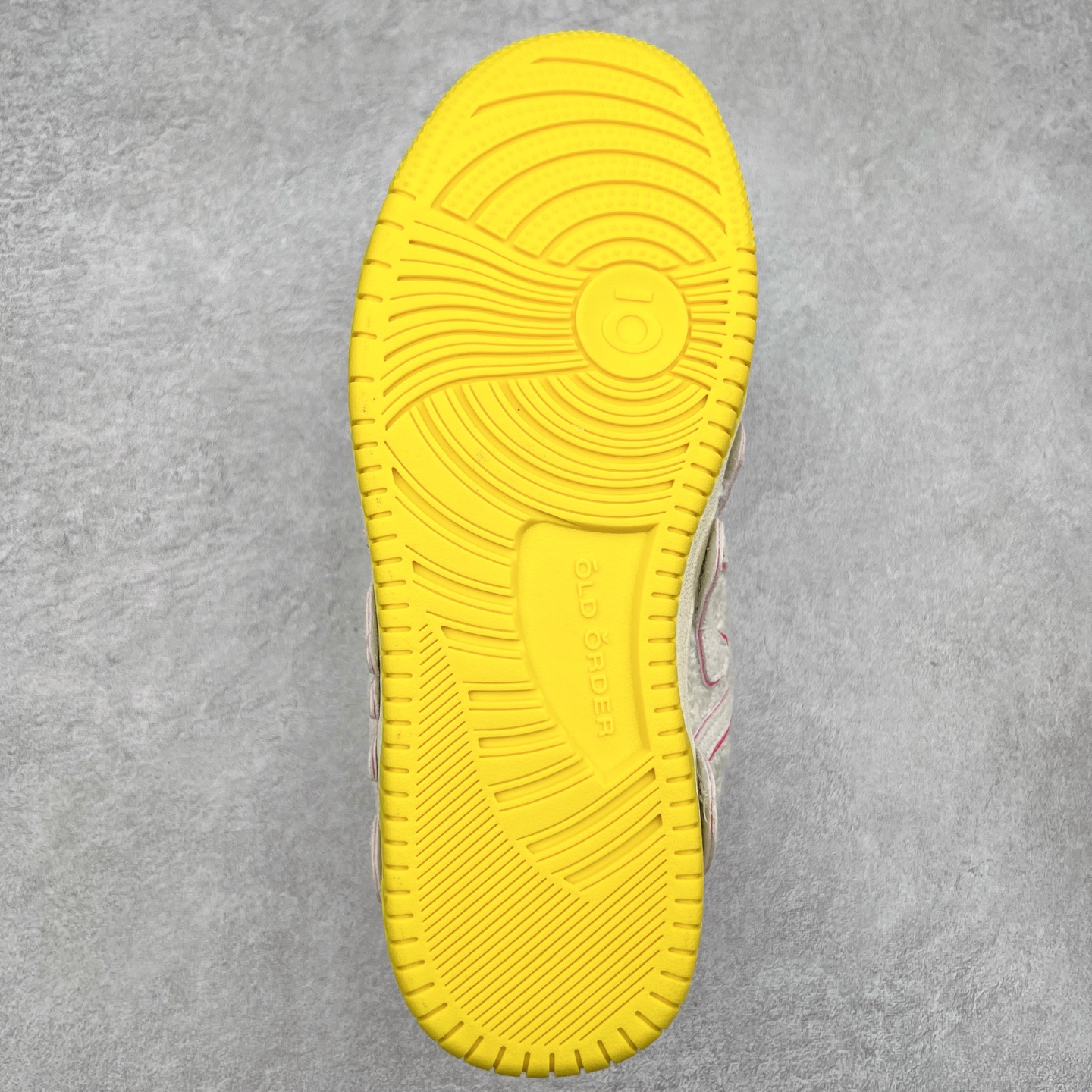 图片[9]-＃特价福利 OLD ORDER Skater 001 联名复古时尚滑板鞋面包鞋 复古滑板鞋 风格回潮 OLD ORDER 品牌推出了原创鞋款SKATER-001 一双兼具了运动与潮流复古属性的高品质球鞋 产品设计开发历时8个月 鞋底模具经历3次调整 鞋面打样经历5次调整 只为把高品质的产品状态带给各位 SKATER-001设计风格以上世纪80-90年代经典滑板鞋为灵感 将原汁原味的复古风格赋予全新的工艺质感 明亮活泼的设计风格 融入My Melody伙伴们的元素 多种面料和颜色的选择 赋予生生不息的潮流活力 独特附赠可拆卸卡通形象3D鞋面装饰 不止点缀 还有玩乐 以复古玩具为灵感打造的收藏鞋盒 与孩童时期的自己产生共鸣 创造难忘的开箱体验 尺码 36 37 38 39 40 41 42 43 44 45-选品中心