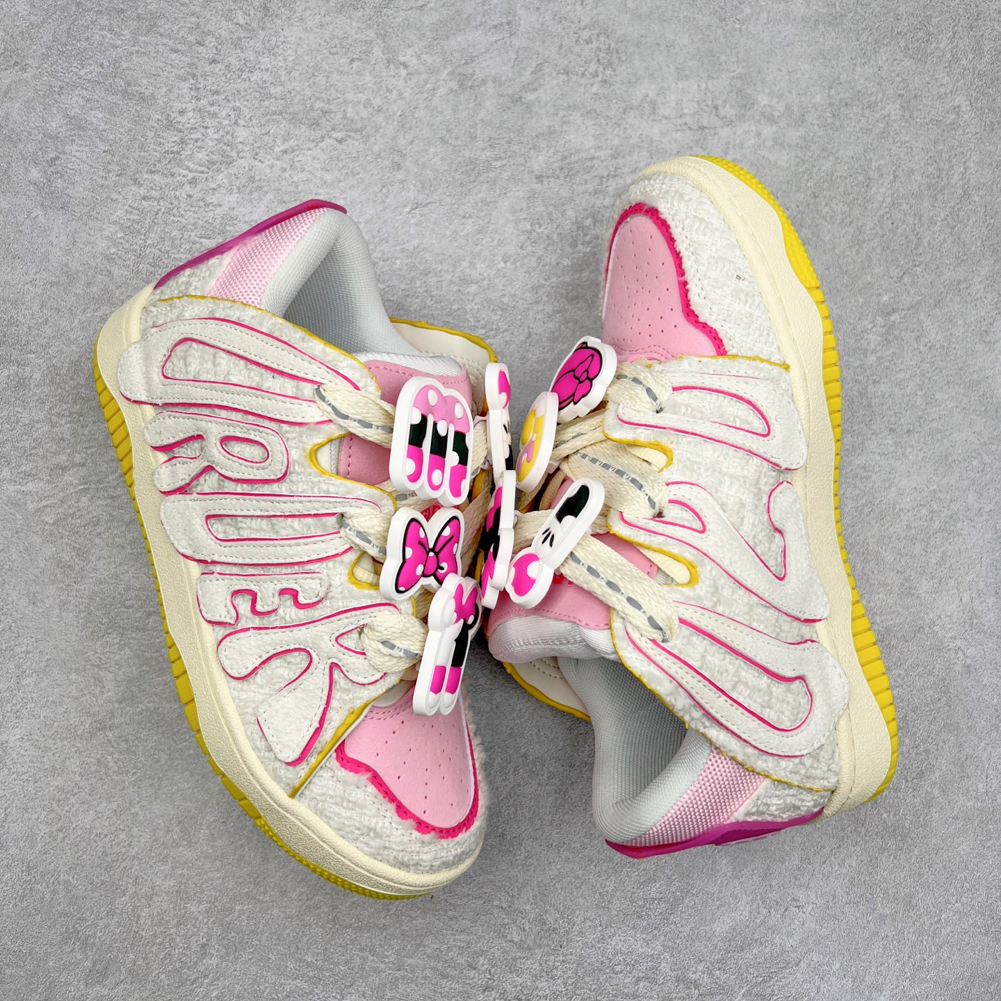 图片[3]-＃特价福利 OLD ORDER Skater 001 联名复古时尚滑板鞋面包鞋 复古滑板鞋 风格回潮 OLD ORDER 品牌推出了原创鞋款SKATER-001 一双兼具了运动与潮流复古属性的高品质球鞋 产品设计开发历时8个月 鞋底模具经历3次调整 鞋面打样经历5次调整 只为把高品质的产品状态带给各位 SKATER-001设计风格以上世纪80-90年代经典滑板鞋为灵感 将原汁原味的复古风格赋予全新的工艺质感 明亮活泼的设计风格 融入My Melody伙伴们的元素 多种面料和颜色的选择 赋予生生不息的潮流活力 独特附赠可拆卸卡通形象3D鞋面装饰 不止点缀 还有玩乐 以复古玩具为灵感打造的收藏鞋盒 与孩童时期的自己产生共鸣 创造难忘的开箱体验 尺码 36 37 38 39 40 41 42 43 44 45-选品中心