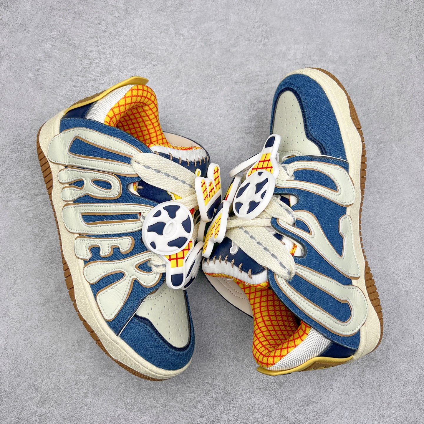 图片[3]-＃特价福利 OLD ORDER Skater 001 联名复古时尚滑板鞋面包鞋 复古滑板鞋 风格回潮 OLD ORDER 品牌推出了原创鞋款SKATER-001 一双兼具了运动与潮流复古属性的高品质球鞋 产品设计开发历时8个月 鞋底模具经历3次调整 鞋面打样经历5次调整 只为把高品质的产品状态带给各位 SKATER-001设计风格以上世纪80-90年代经典滑板鞋为灵感 将原汁原味的复古风格赋予全新的工艺质感 明亮活泼的设计风格 融入My Melody伙伴们的元素 多种面料和颜色的选择 赋予生生不息的潮流活力 独特附赠可拆卸卡通形象3D鞋面装饰 不止点缀 还有玩乐 以复古玩具为灵感打造的收藏鞋盒 与孩童时期的自己产生共鸣 创造难忘的开箱体验 尺码 36 37 38 39 40 41 42 43 44 45-选品中心