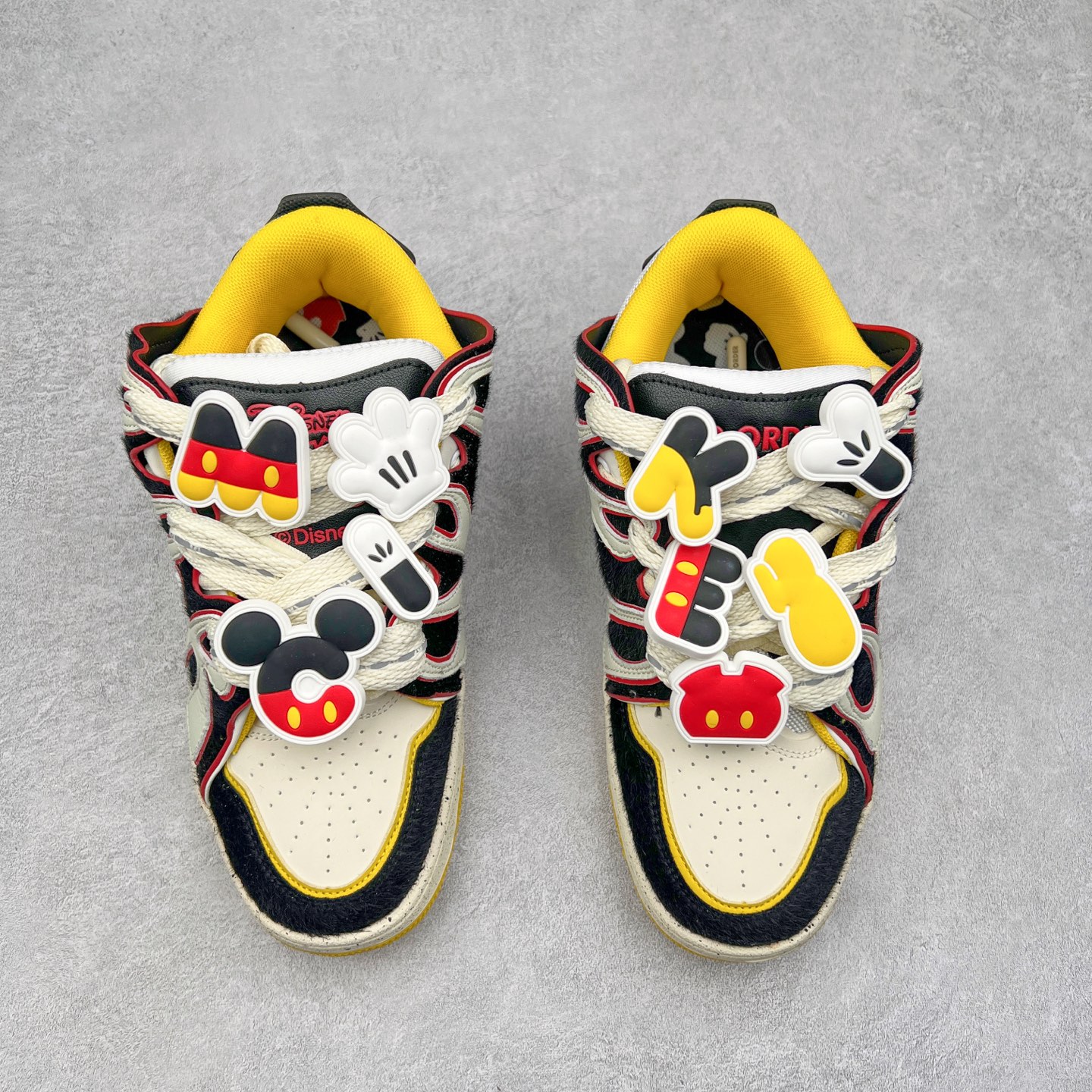 图片[2]-＃特价福利 OLD ORDER Skater 001 联名复古时尚滑板鞋面包鞋 复古滑板鞋 风格回潮 OLD ORDER 品牌推出了原创鞋款SKATER-001 一双兼具了运动与潮流复古属性的高品质球鞋 产品设计开发历时8个月 鞋底模具经历3次调整 鞋面打样经历5次调整 只为把高品质的产品状态带给各位 SKATER-001设计风格以上世纪80-90年代经典滑板鞋为灵感 将原汁原味的复古风格赋予全新的工艺质感 明亮活泼的设计风格 融入My Melody伙伴们的元素 多种面料和颜色的选择 赋予生生不息的潮流活力 独特附赠可拆卸卡通形象3D鞋面装饰 不止点缀 还有玩乐 以复古玩具为灵感打造的收藏鞋盒 与孩童时期的自己产生共鸣 创造难忘的开箱体验 尺码 36 37 38 39 40 41 42 43 44 45-选品中心