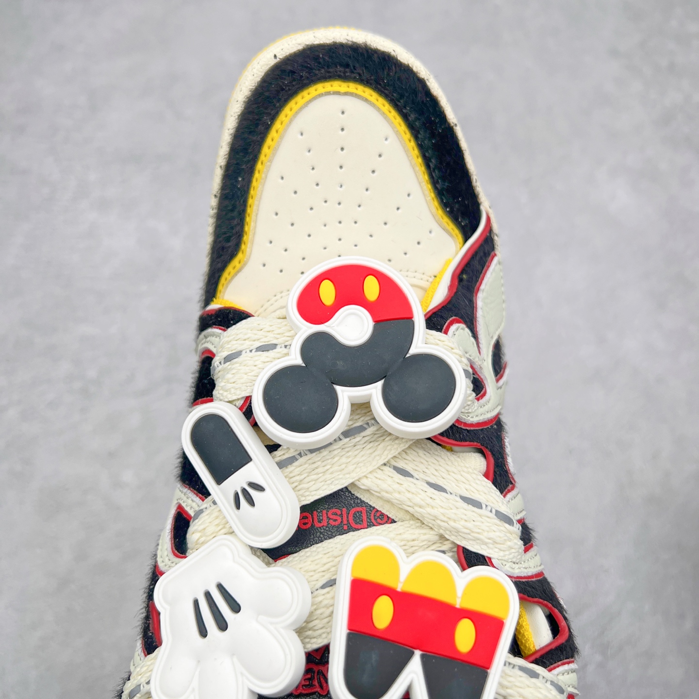 图片[4]-＃特价福利 OLD ORDER Skater 001 联名复古时尚滑板鞋面包鞋 复古滑板鞋 风格回潮 OLD ORDER 品牌推出了原创鞋款SKATER-001 一双兼具了运动与潮流复古属性的高品质球鞋 产品设计开发历时8个月 鞋底模具经历3次调整 鞋面打样经历5次调整 只为把高品质的产品状态带给各位 SKATER-001设计风格以上世纪80-90年代经典滑板鞋为灵感 将原汁原味的复古风格赋予全新的工艺质感 明亮活泼的设计风格 融入My Melody伙伴们的元素 多种面料和颜色的选择 赋予生生不息的潮流活力 独特附赠可拆卸卡通形象3D鞋面装饰 不止点缀 还有玩乐 以复古玩具为灵感打造的收藏鞋盒 与孩童时期的自己产生共鸣 创造难忘的开箱体验 尺码 36 37 38 39 40 41 42 43 44 45-选品中心