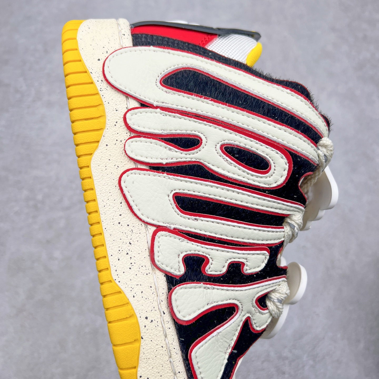 图片[6]-＃特价福利 OLD ORDER Skater 001 联名复古时尚滑板鞋面包鞋 复古滑板鞋 风格回潮 OLD ORDER 品牌推出了原创鞋款SKATER-001 一双兼具了运动与潮流复古属性的高品质球鞋 产品设计开发历时8个月 鞋底模具经历3次调整 鞋面打样经历5次调整 只为把高品质的产品状态带给各位 SKATER-001设计风格以上世纪80-90年代经典滑板鞋为灵感 将原汁原味的复古风格赋予全新的工艺质感 明亮活泼的设计风格 融入My Melody伙伴们的元素 多种面料和颜色的选择 赋予生生不息的潮流活力 独特附赠可拆卸卡通形象3D鞋面装饰 不止点缀 还有玩乐 以复古玩具为灵感打造的收藏鞋盒 与孩童时期的自己产生共鸣 创造难忘的开箱体验 尺码 36 37 38 39 40 41 42 43 44 45-选品中心