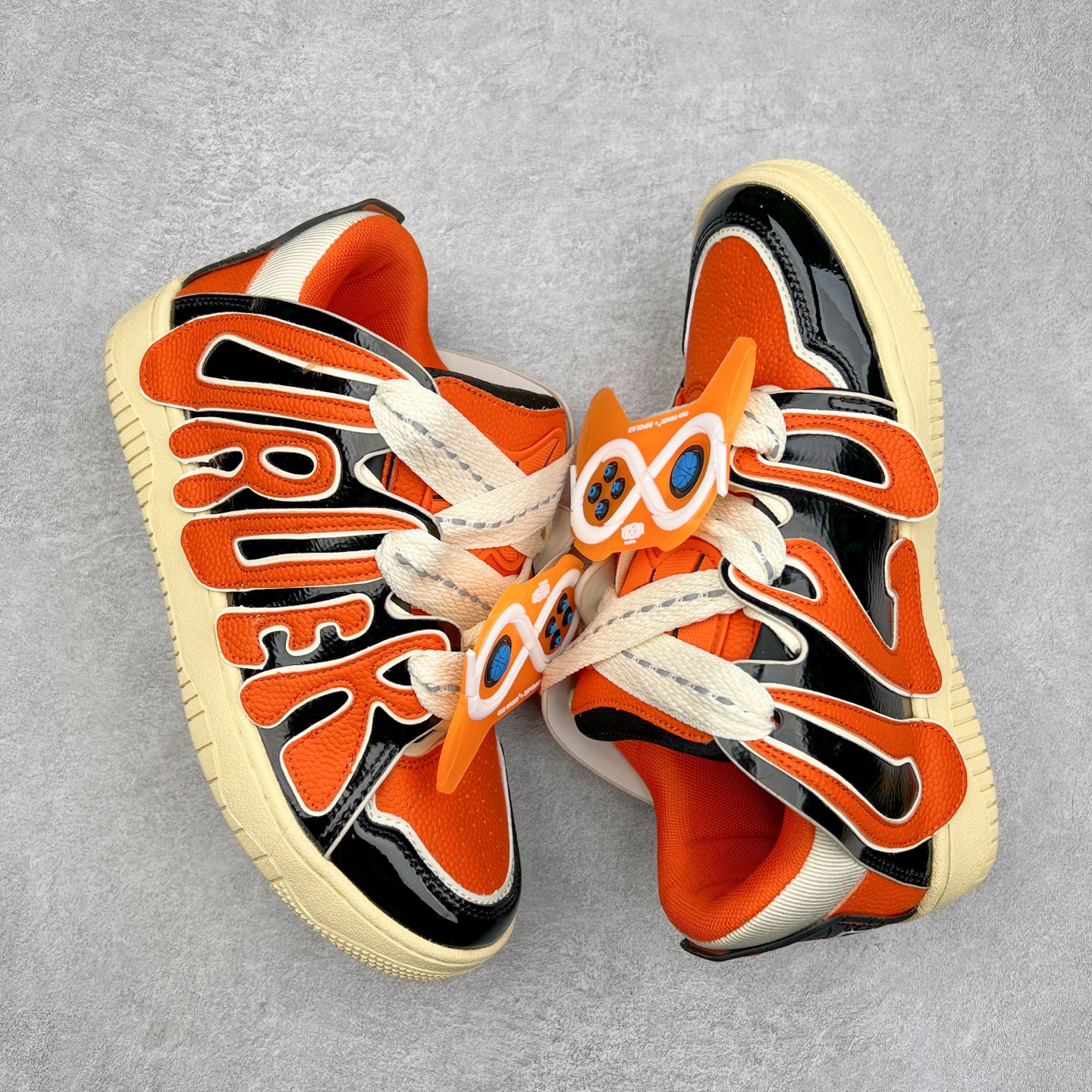 图片[3]-＃特价福利 OLD ORDER Skater 001 联名复古时尚滑板鞋面包鞋 复古滑板鞋 风格回潮 OLD ORDER 品牌推出了原创鞋款SKATER-001 一双兼具了运动与潮流复古属性的高品质球鞋 产品设计开发历时8个月 鞋底模具经历3次调整 鞋面打样经历5次调整 只为把高品质的产品状态带给各位 SKATER-001设计风格以上世纪80-90年代经典滑板鞋为灵感 将原汁原味的复古风格赋予全新的工艺质感 明亮活泼的设计风格 融入My Melody伙伴们的元素 多种面料和颜色的选择 赋予生生不息的潮流活力 独特附赠可拆卸卡通形象3D鞋面装饰 不止点缀 还有玩乐 以复古玩具为灵感打造的收藏鞋盒 与孩童时期的自己产生共鸣 创造难忘的开箱体验 尺码 36 37 38 39 40 41 42 43 44 45-选品中心