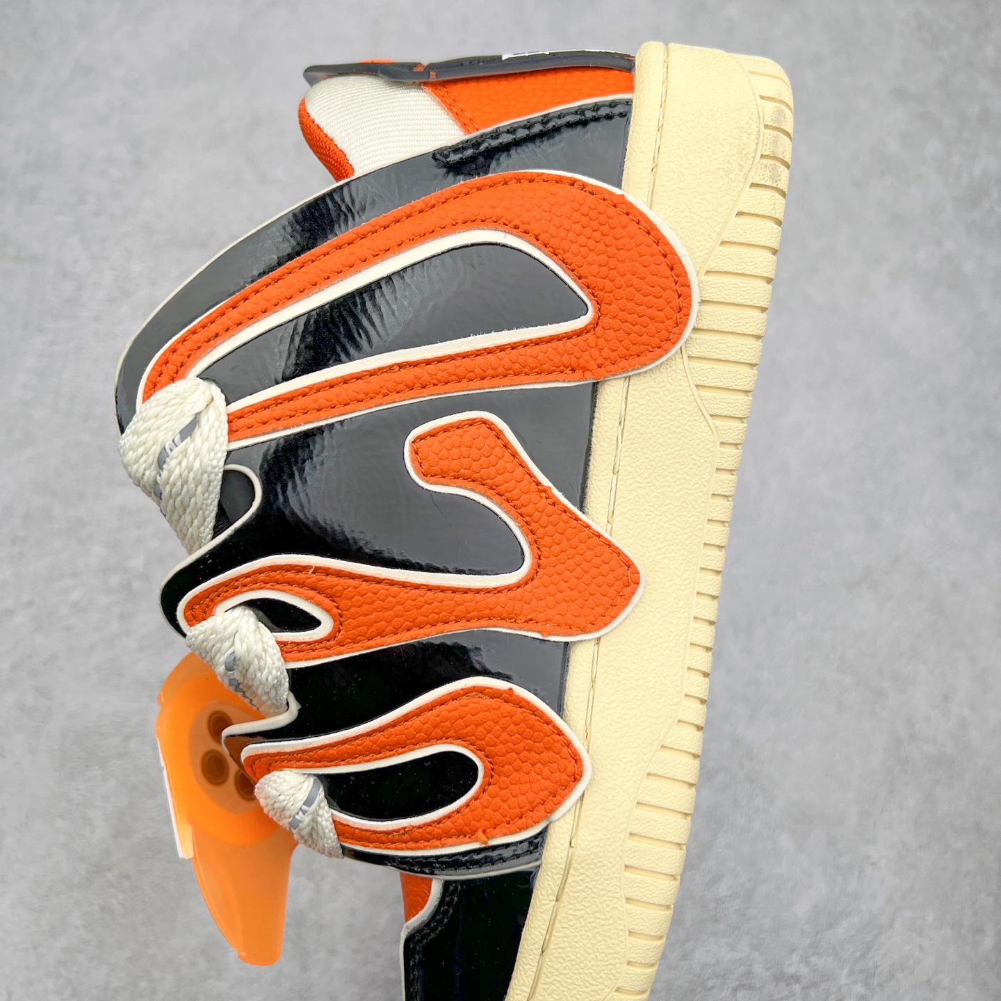 图片[7]-＃特价福利 OLD ORDER Skater 001 联名复古时尚滑板鞋面包鞋 复古滑板鞋 风格回潮 OLD ORDER 品牌推出了原创鞋款SKATER-001 一双兼具了运动与潮流复古属性的高品质球鞋 产品设计开发历时8个月 鞋底模具经历3次调整 鞋面打样经历5次调整 只为把高品质的产品状态带给各位 SKATER-001设计风格以上世纪80-90年代经典滑板鞋为灵感 将原汁原味的复古风格赋予全新的工艺质感 明亮活泼的设计风格 融入My Melody伙伴们的元素 多种面料和颜色的选择 赋予生生不息的潮流活力 独特附赠可拆卸卡通形象3D鞋面装饰 不止点缀 还有玩乐 以复古玩具为灵感打造的收藏鞋盒 与孩童时期的自己产生共鸣 创造难忘的开箱体验 尺码 36 37 38 39 40 41 42 43 44 45-选品中心