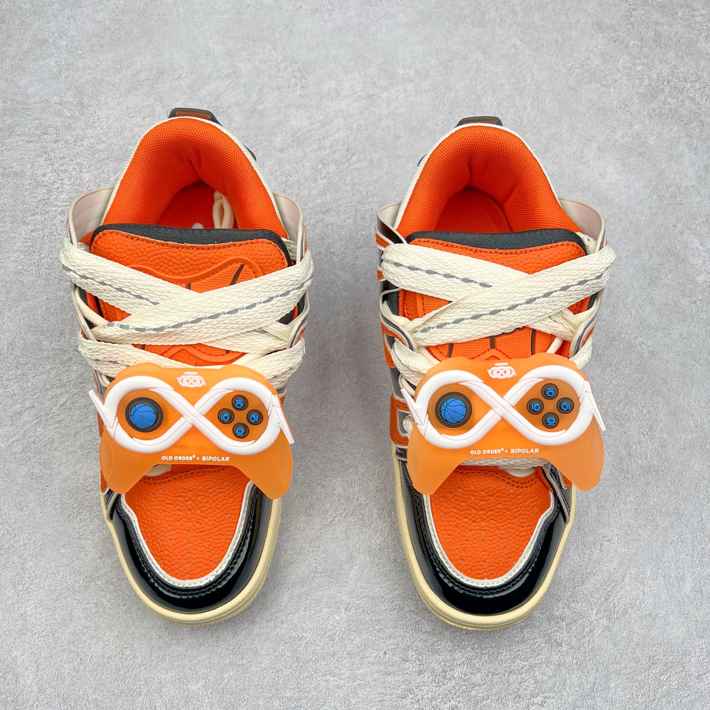 图片[2]-＃特价福利 OLD ORDER Skater 001 联名复古时尚滑板鞋面包鞋 复古滑板鞋 风格回潮 OLD ORDER 品牌推出了原创鞋款SKATER-001 一双兼具了运动与潮流复古属性的高品质球鞋 产品设计开发历时8个月 鞋底模具经历3次调整 鞋面打样经历5次调整 只为把高品质的产品状态带给各位 SKATER-001设计风格以上世纪80-90年代经典滑板鞋为灵感 将原汁原味的复古风格赋予全新的工艺质感 明亮活泼的设计风格 融入My Melody伙伴们的元素 多种面料和颜色的选择 赋予生生不息的潮流活力 独特附赠可拆卸卡通形象3D鞋面装饰 不止点缀 还有玩乐 以复古玩具为灵感打造的收藏鞋盒 与孩童时期的自己产生共鸣 创造难忘的开箱体验 尺码 36 37 38 39 40 41 42 43 44 45-选品中心