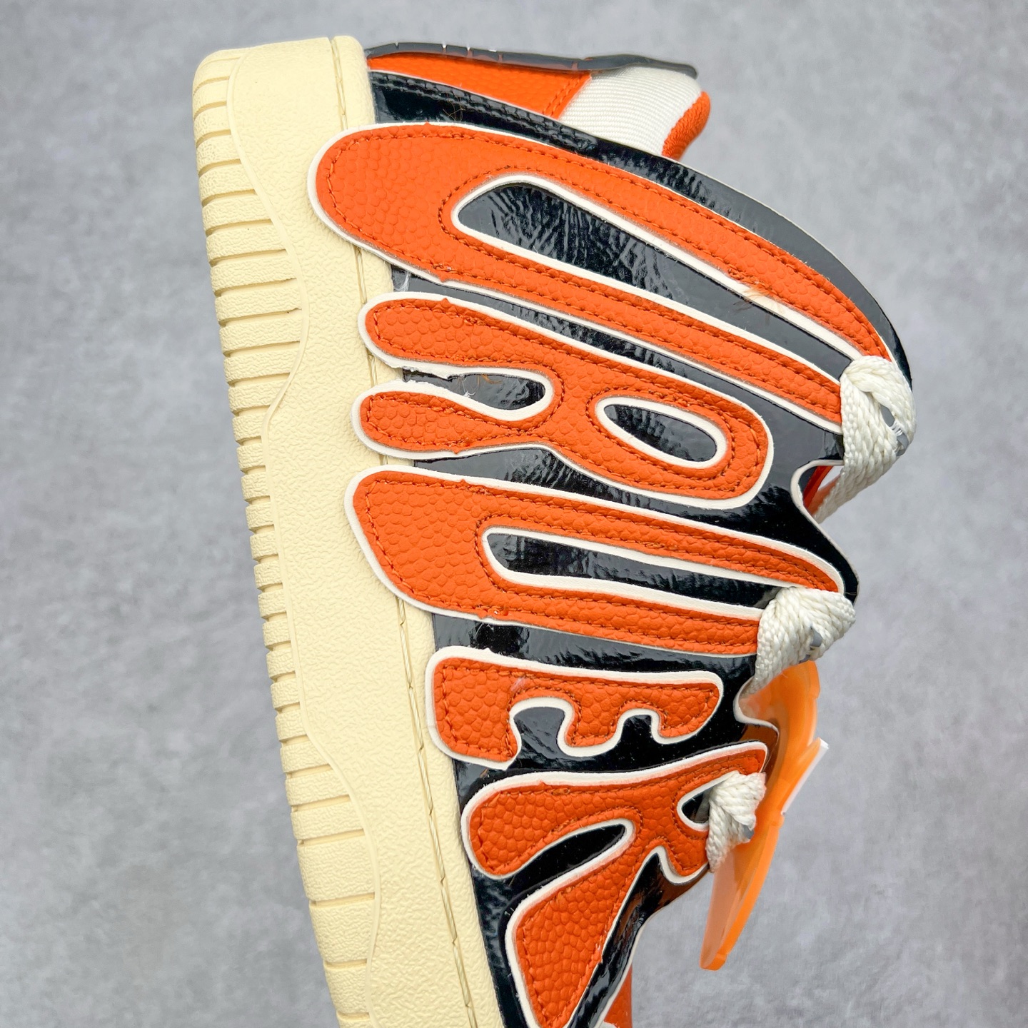 图片[6]-＃特价福利 OLD ORDER Skater 001 联名复古时尚滑板鞋面包鞋 复古滑板鞋 风格回潮 OLD ORDER 品牌推出了原创鞋款SKATER-001 一双兼具了运动与潮流复古属性的高品质球鞋 产品设计开发历时8个月 鞋底模具经历3次调整 鞋面打样经历5次调整 只为把高品质的产品状态带给各位 SKATER-001设计风格以上世纪80-90年代经典滑板鞋为灵感 将原汁原味的复古风格赋予全新的工艺质感 明亮活泼的设计风格 融入My Melody伙伴们的元素 多种面料和颜色的选择 赋予生生不息的潮流活力 独特附赠可拆卸卡通形象3D鞋面装饰 不止点缀 还有玩乐 以复古玩具为灵感打造的收藏鞋盒 与孩童时期的自己产生共鸣 创造难忘的开箱体验 尺码 36 37 38 39 40 41 42 43 44 45-选品中心