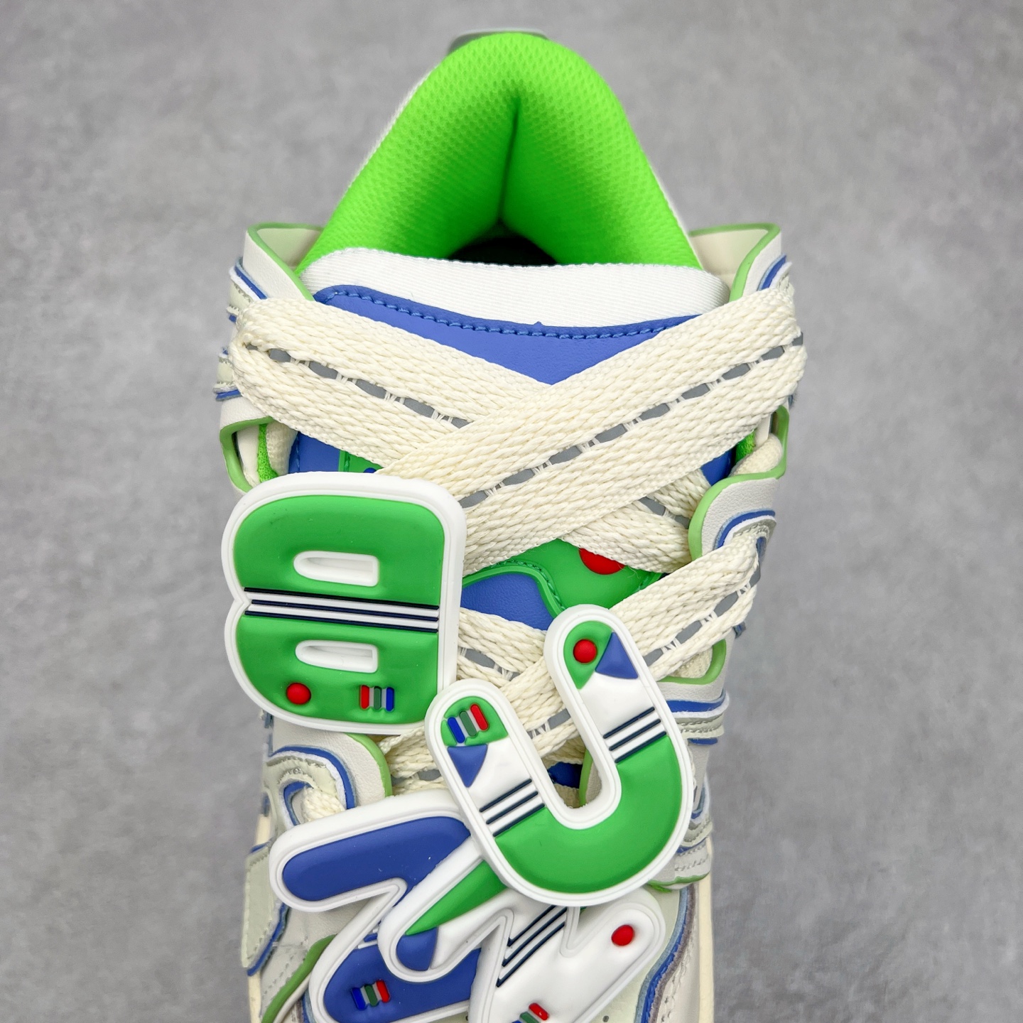 图片[5]-＃特价福利 OLD ORDER Skater 001 联名复古时尚滑板鞋面包鞋 复古滑板鞋 风格回潮 OLD ORDER 品牌推出了原创鞋款SKATER-001 一双兼具了运动与潮流复古属性的高品质球鞋 产品设计开发历时8个月 鞋底模具经历3次调整 鞋面打样经历5次调整 只为把高品质的产品状态带给各位 SKATER-001设计风格以上世纪80-90年代经典滑板鞋为灵感 将原汁原味的复古风格赋予全新的工艺质感 明亮活泼的设计风格 融入My Melody伙伴们的元素 多种面料和颜色的选择 赋予生生不息的潮流活力 独特附赠可拆卸卡通形象3D鞋面装饰 不止点缀 还有玩乐 以复古玩具为灵感打造的收藏鞋盒 与孩童时期的自己产生共鸣 创造难忘的开箱体验 尺码 36 37 38 39 40 41 42 43 44 45-选品中心