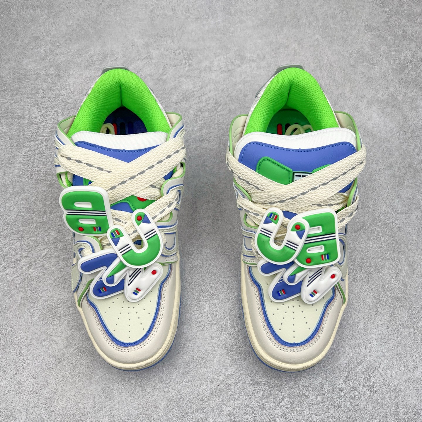 图片[2]-＃特价福利 OLD ORDER Skater 001 联名复古时尚滑板鞋面包鞋 复古滑板鞋 风格回潮 OLD ORDER 品牌推出了原创鞋款SKATER-001 一双兼具了运动与潮流复古属性的高品质球鞋 产品设计开发历时8个月 鞋底模具经历3次调整 鞋面打样经历5次调整 只为把高品质的产品状态带给各位 SKATER-001设计风格以上世纪80-90年代经典滑板鞋为灵感 将原汁原味的复古风格赋予全新的工艺质感 明亮活泼的设计风格 融入My Melody伙伴们的元素 多种面料和颜色的选择 赋予生生不息的潮流活力 独特附赠可拆卸卡通形象3D鞋面装饰 不止点缀 还有玩乐 以复古玩具为灵感打造的收藏鞋盒 与孩童时期的自己产生共鸣 创造难忘的开箱体验 尺码 36 37 38 39 40 41 42 43 44 45-选品中心