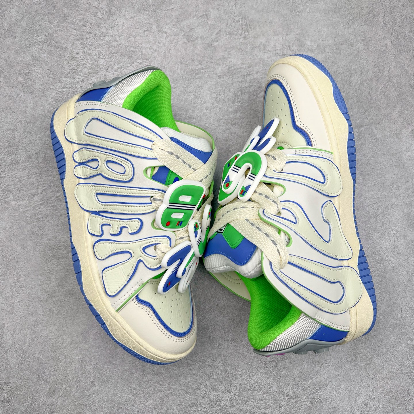 图片[3]-＃特价福利 OLD ORDER Skater 001 联名复古时尚滑板鞋面包鞋 复古滑板鞋 风格回潮 OLD ORDER 品牌推出了原创鞋款SKATER-001 一双兼具了运动与潮流复古属性的高品质球鞋 产品设计开发历时8个月 鞋底模具经历3次调整 鞋面打样经历5次调整 只为把高品质的产品状态带给各位 SKATER-001设计风格以上世纪80-90年代经典滑板鞋为灵感 将原汁原味的复古风格赋予全新的工艺质感 明亮活泼的设计风格 融入My Melody伙伴们的元素 多种面料和颜色的选择 赋予生生不息的潮流活力 独特附赠可拆卸卡通形象3D鞋面装饰 不止点缀 还有玩乐 以复古玩具为灵感打造的收藏鞋盒 与孩童时期的自己产生共鸣 创造难忘的开箱体验 尺码 36 37 38 39 40 41 42 43 44 45-选品中心