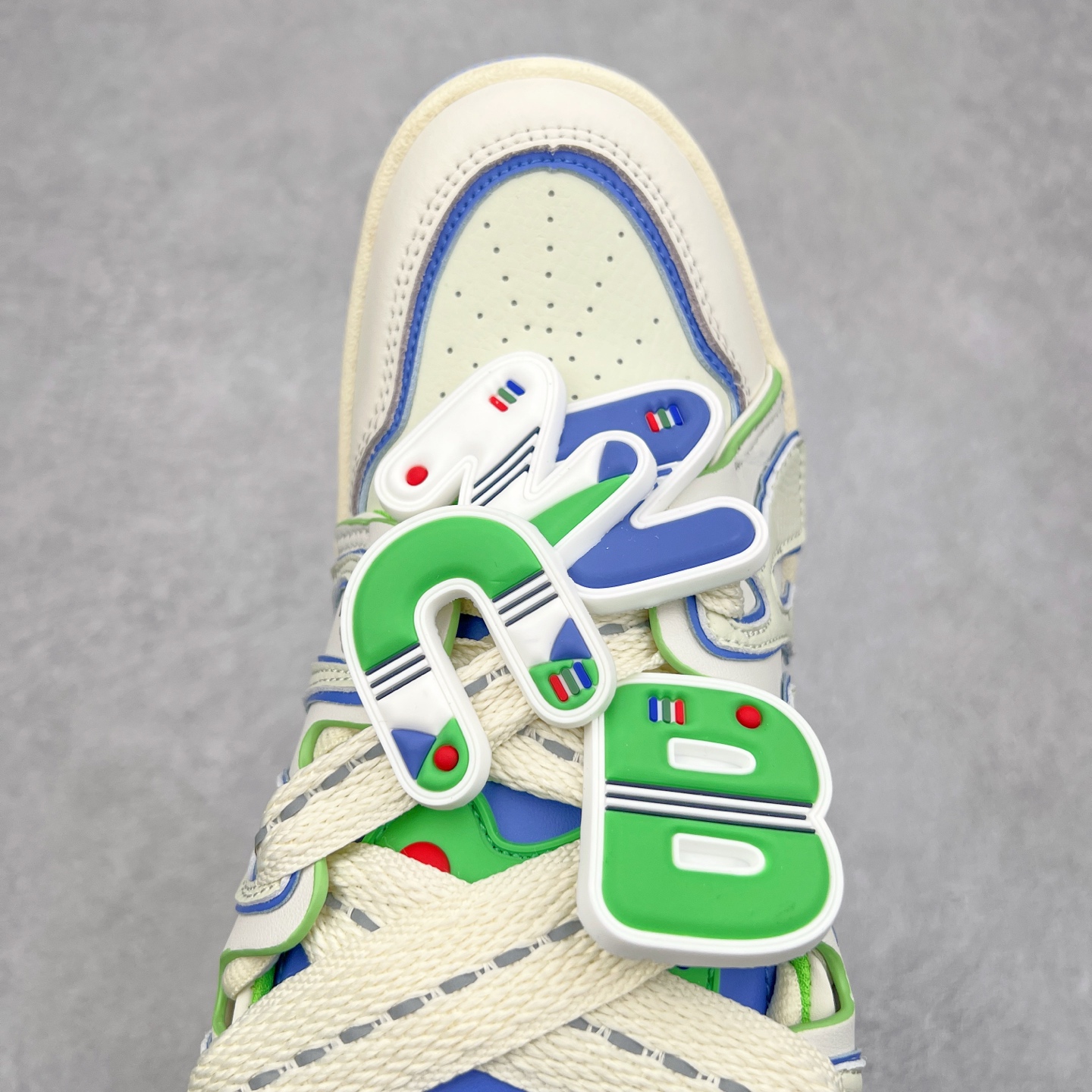 图片[4]-＃特价福利 OLD ORDER Skater 001 联名复古时尚滑板鞋面包鞋 复古滑板鞋 风格回潮 OLD ORDER 品牌推出了原创鞋款SKATER-001 一双兼具了运动与潮流复古属性的高品质球鞋 产品设计开发历时8个月 鞋底模具经历3次调整 鞋面打样经历5次调整 只为把高品质的产品状态带给各位 SKATER-001设计风格以上世纪80-90年代经典滑板鞋为灵感 将原汁原味的复古风格赋予全新的工艺质感 明亮活泼的设计风格 融入My Melody伙伴们的元素 多种面料和颜色的选择 赋予生生不息的潮流活力 独特附赠可拆卸卡通形象3D鞋面装饰 不止点缀 还有玩乐 以复古玩具为灵感打造的收藏鞋盒 与孩童时期的自己产生共鸣 创造难忘的开箱体验 尺码 36 37 38 39 40 41 42 43 44 45-选品中心