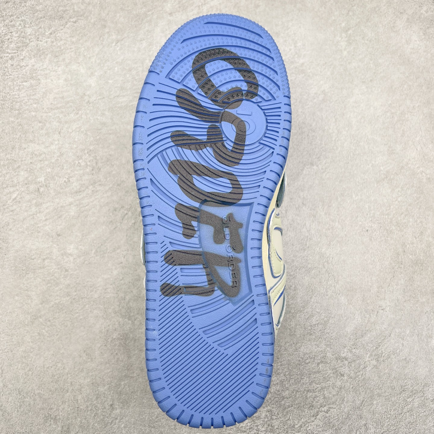 图片[9]-＃特价福利 OLD ORDER Skater 001 联名复古时尚滑板鞋面包鞋 复古滑板鞋 风格回潮 OLD ORDER 品牌推出了原创鞋款SKATER-001 一双兼具了运动与潮流复古属性的高品质球鞋 产品设计开发历时8个月 鞋底模具经历3次调整 鞋面打样经历5次调整 只为把高品质的产品状态带给各位 SKATER-001设计风格以上世纪80-90年代经典滑板鞋为灵感 将原汁原味的复古风格赋予全新的工艺质感 明亮活泼的设计风格 融入My Melody伙伴们的元素 多种面料和颜色的选择 赋予生生不息的潮流活力 独特附赠可拆卸卡通形象3D鞋面装饰 不止点缀 还有玩乐 以复古玩具为灵感打造的收藏鞋盒 与孩童时期的自己产生共鸣 创造难忘的开箱体验 尺码 36 37 38 39 40 41 42 43 44 45-选品中心