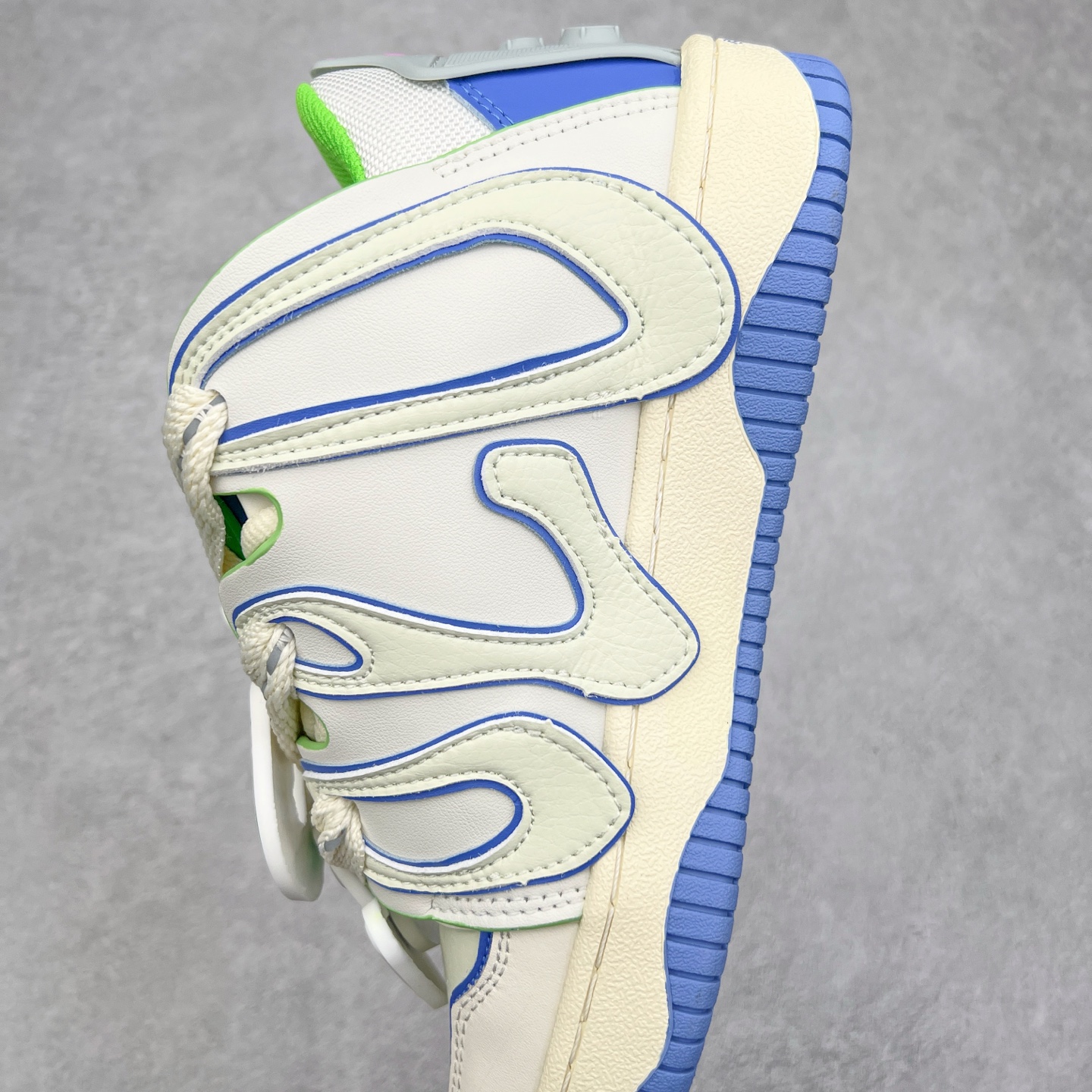 图片[7]-＃特价福利 OLD ORDER Skater 001 联名复古时尚滑板鞋面包鞋 复古滑板鞋 风格回潮 OLD ORDER 品牌推出了原创鞋款SKATER-001 一双兼具了运动与潮流复古属性的高品质球鞋 产品设计开发历时8个月 鞋底模具经历3次调整 鞋面打样经历5次调整 只为把高品质的产品状态带给各位 SKATER-001设计风格以上世纪80-90年代经典滑板鞋为灵感 将原汁原味的复古风格赋予全新的工艺质感 明亮活泼的设计风格 融入My Melody伙伴们的元素 多种面料和颜色的选择 赋予生生不息的潮流活力 独特附赠可拆卸卡通形象3D鞋面装饰 不止点缀 还有玩乐 以复古玩具为灵感打造的收藏鞋盒 与孩童时期的自己产生共鸣 创造难忘的开箱体验 尺码 36 37 38 39 40 41 42 43 44 45-选品中心