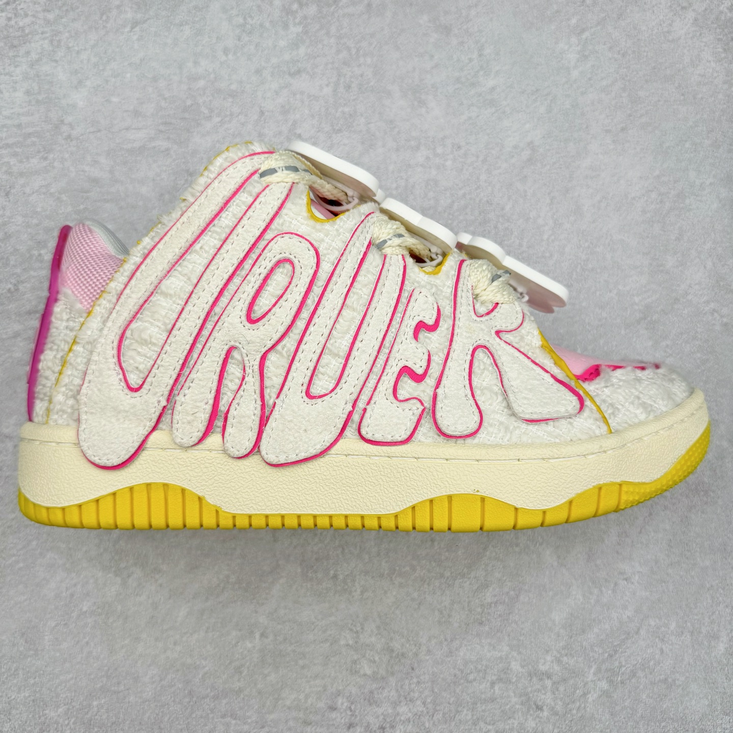 图片[12]-＃特价福利 OLD ORDER Skater 001 联名复古时尚滑板鞋面包鞋 复古滑板鞋 风格回潮 OLD ORDER 品牌推出了原创鞋款SKATER-001 一双兼具了运动与潮流复古属性的高品质球鞋 产品设计开发历时8个月 鞋底模具经历3次调整 鞋面打样经历5次调整 只为把高品质的产品状态带给各位 SKATER-001设计风格以上世纪80-90年代经典滑板鞋为灵感 将原汁原味的复古风格赋予全新的工艺质感 明亮活泼的设计风格 融入My Melody伙伴们的元素 多种面料和颜色的选择 赋予生生不息的潮流活力 独特附赠可拆卸卡通形象3D鞋面装饰 不止点缀 还有玩乐 以复古玩具为灵感打造的收藏鞋盒 与孩童时期的自己产生共鸣 创造难忘的开箱体验 尺码 36 37 38 39 40 41 42 43 44 45-选品中心