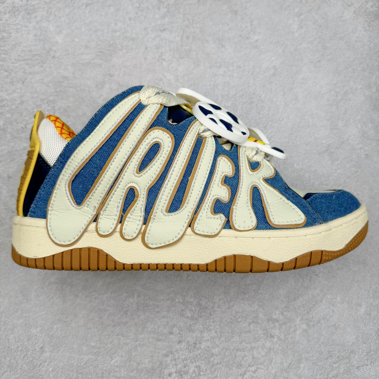 图片[10]-＃特价福利 OLD ORDER Skater 001 联名复古时尚滑板鞋面包鞋 复古滑板鞋 风格回潮 OLD ORDER 品牌推出了原创鞋款SKATER-001 一双兼具了运动与潮流复古属性的高品质球鞋 产品设计开发历时8个月 鞋底模具经历3次调整 鞋面打样经历5次调整 只为把高品质的产品状态带给各位 SKATER-001设计风格以上世纪80-90年代经典滑板鞋为灵感 将原汁原味的复古风格赋予全新的工艺质感 明亮活泼的设计风格 融入My Melody伙伴们的元素 多种面料和颜色的选择 赋予生生不息的潮流活力 独特附赠可拆卸卡通形象3D鞋面装饰 不止点缀 还有玩乐 以复古玩具为灵感打造的收藏鞋盒 与孩童时期的自己产生共鸣 创造难忘的开箱体验 尺码 36 37 38 39 40 41 42 43 44 45-选品中心