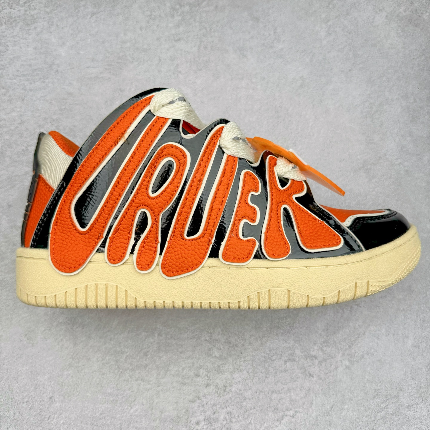 ＃特价福利 OLD ORDER Skater 001 联名复古时尚滑板鞋面包鞋 复古滑板鞋 风格回潮 OLD ORDER 品牌推出了原创鞋款SKATER-001 一双兼具了运动与潮流复古属性的高品质球鞋 产品设计开发历时8个月 鞋底模具经历3次调整 鞋面打样经历5次调整 只为把高品质的产品状态带给各位 SKATER-001设计风格以上世纪80-90年代经典滑板鞋为灵感 将原汁原味的复古风格赋予全新的工艺质感 明亮活泼的设计风格 融入My Melody伙伴们的元素 多种面料和颜色的选择 赋予生生不息的潮流活力 独特附赠可拆卸卡通形象3D鞋面装饰 不止点缀 还有玩乐 以复古玩具为灵感打造的收藏鞋盒 与孩童时期的自己产生共鸣 创造难忘的开箱体验 尺码 36 37 38 39 40 41 42 43 44 45-选品中心