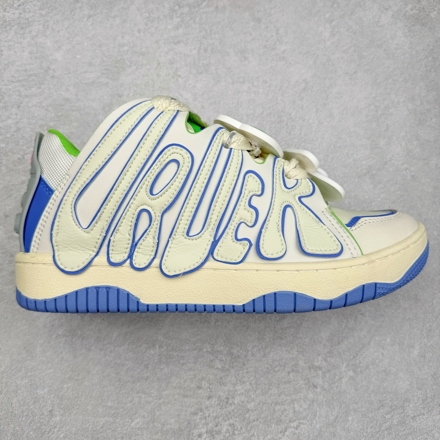 ＃特价福利 OLD ORDER Skater 001 联名复古时尚滑板鞋面包鞋 复古滑板鞋 风格回潮 OLD ORDER 品牌推出了原创鞋款SKATER-001 一双兼具了运动与潮流复古属性的高品质球鞋 产品设计开发历时8个月 鞋底模具经历3次调整 鞋面打样经历5次调整 只为把高品质的产品状态带给各位 SKATER-001设计风格以上世纪80-90年代经典滑板鞋为灵感 将原汁原味的复古风格赋予全新的工艺质感 明亮活泼的设计风格 融入My Melody伙伴们的元素 多种面料和颜色的选择 赋予生生不息的潮流活力 独特附赠可拆卸卡通形象3D鞋面装饰 不止点缀 还有玩乐 以复古玩具为灵感打造的收藏鞋盒 与孩童时期的自己产生共鸣 创造难忘的开箱体验 尺码 36 37 38 39 40 41 42 43 44 45-选品中心